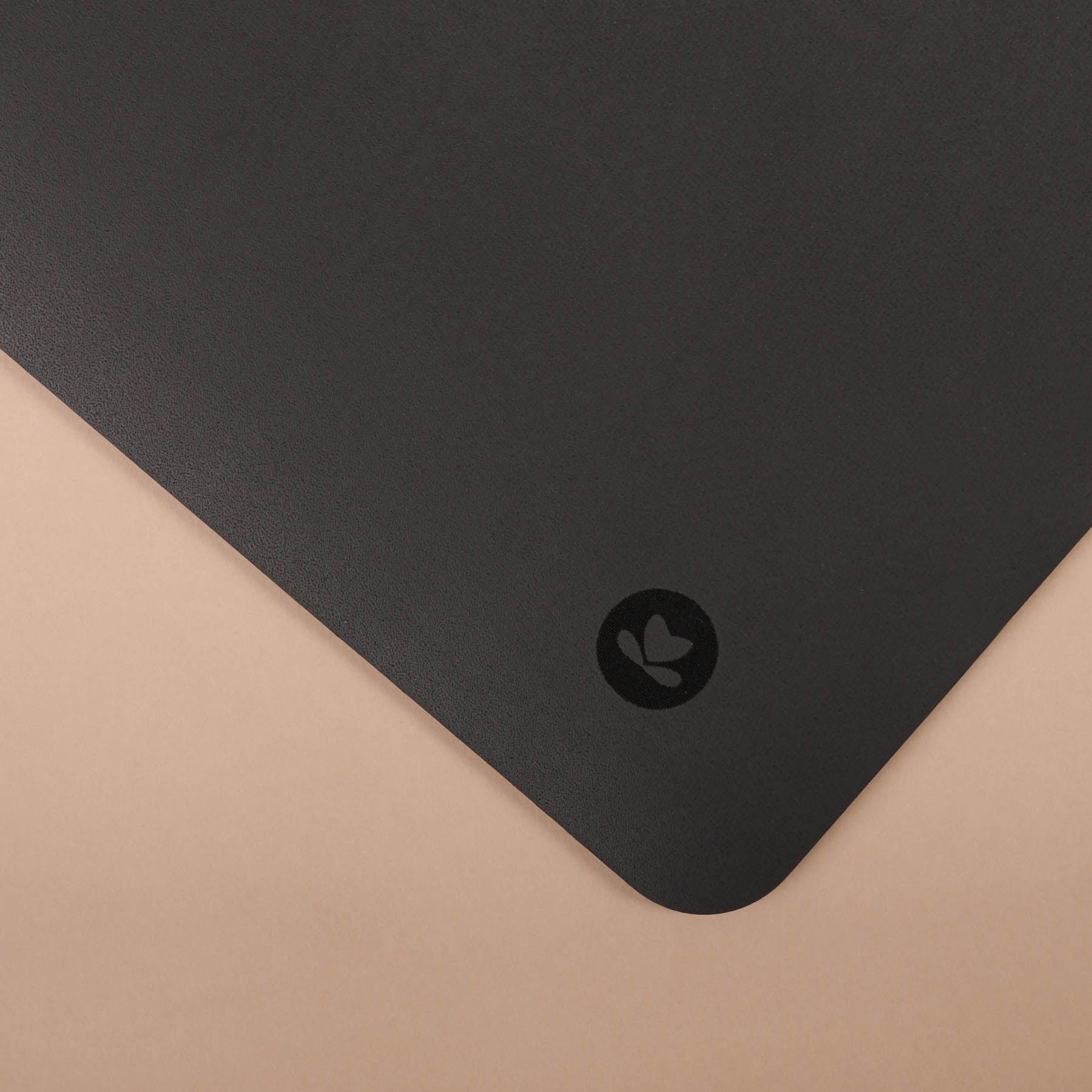 Tappetino da yoga SuperGrip molto antiscivolo in gomma naturale sostenibile di colore nero