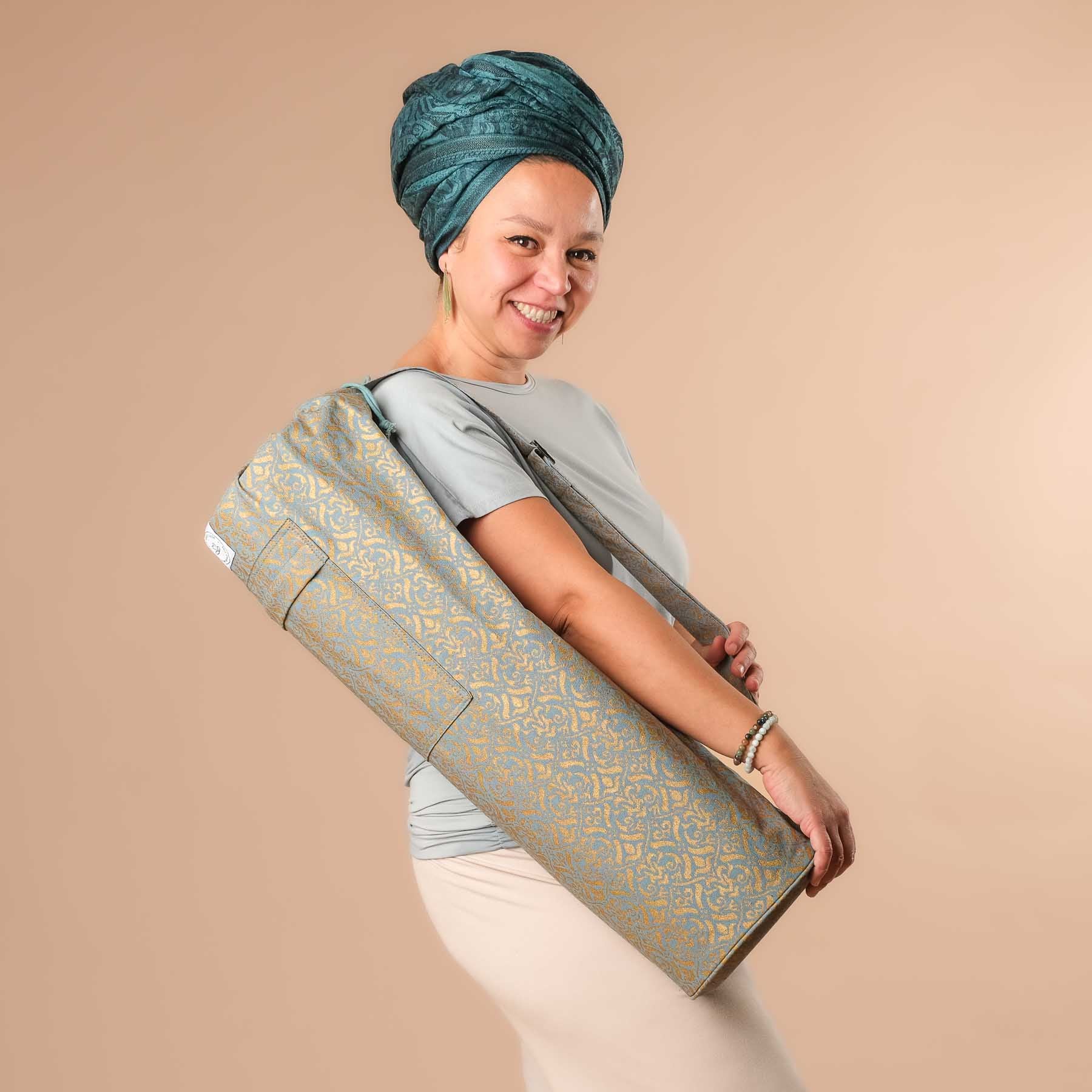 Borsa per tappetino da yoga in cotone biologico con stampa a blocchi dorati verde-acqua