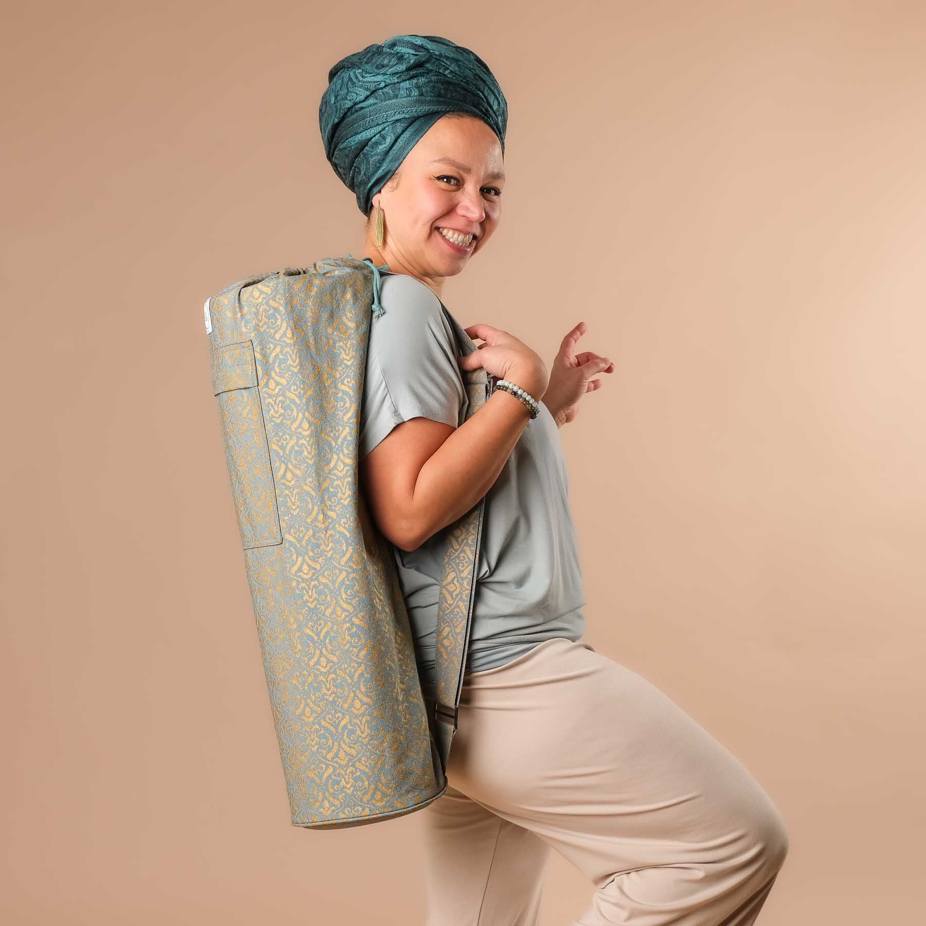 Borsa per tappetino da yoga in cotone biologico con stampa a blocchi dorati verde-acqua