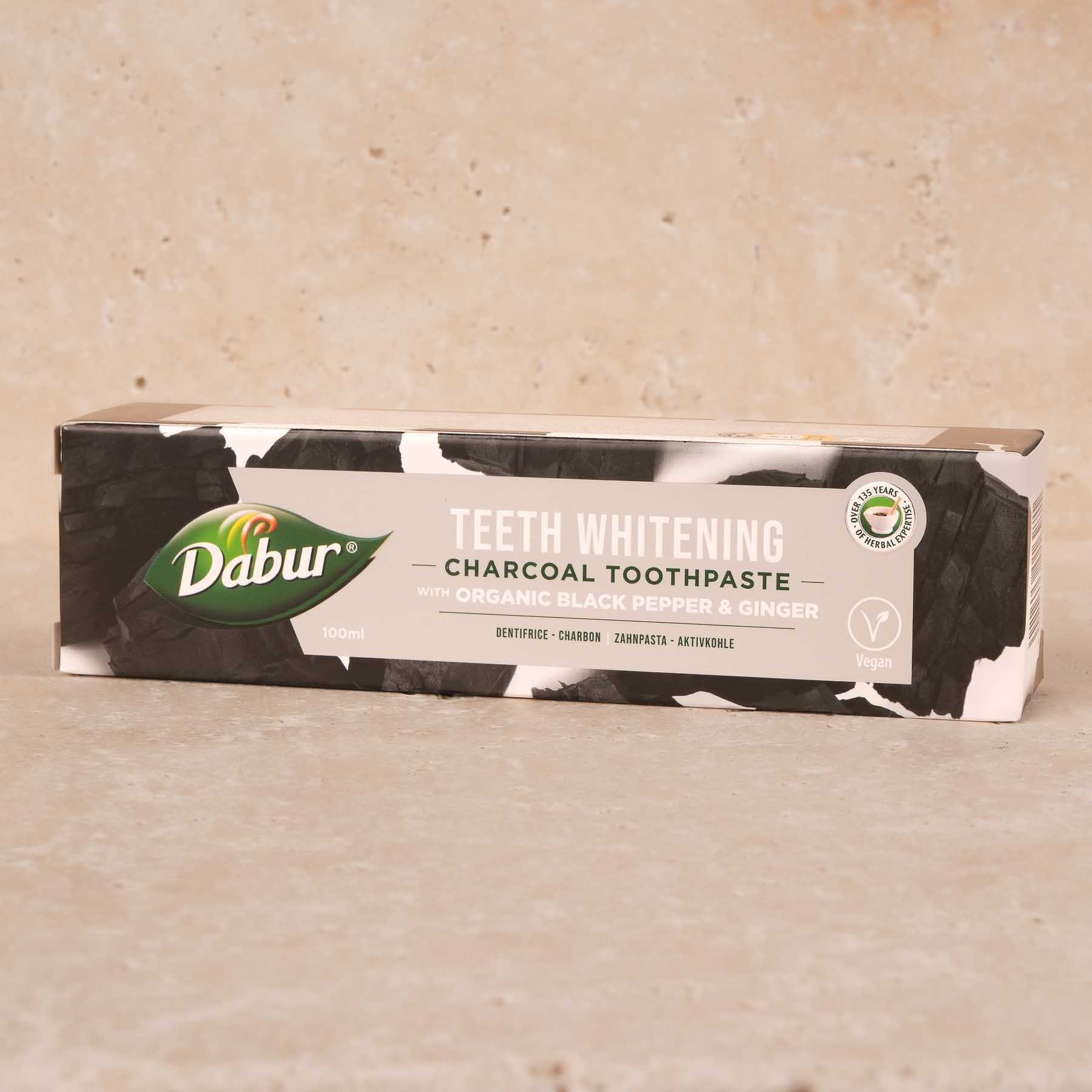 Dentifricio ayurvedico Dabur al carbone attivo alle erbe
