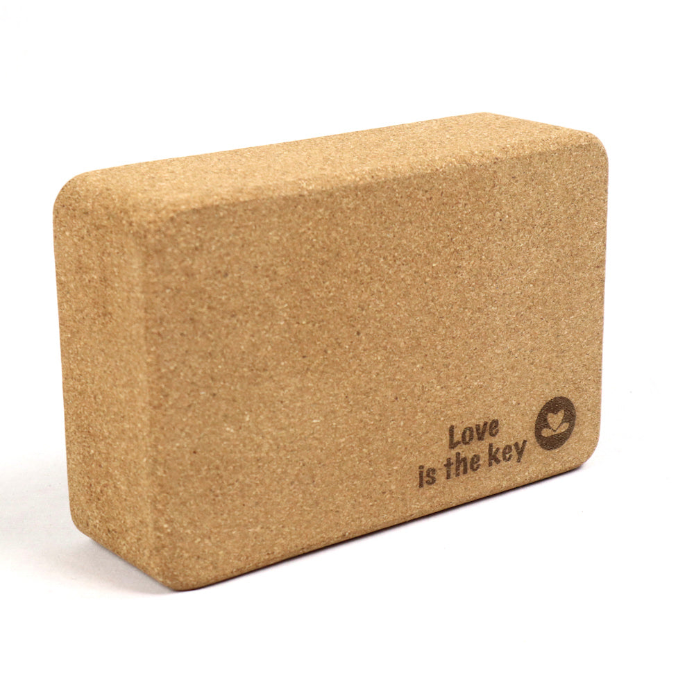 Blocco da yoga realizzato in sughero sostenibile LOVE IST THE KEY