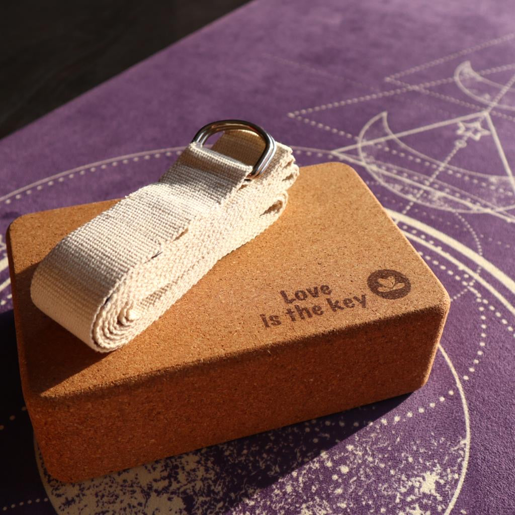 Blocco da yoga realizzato in sughero sostenibile LOVE IST THE KEY