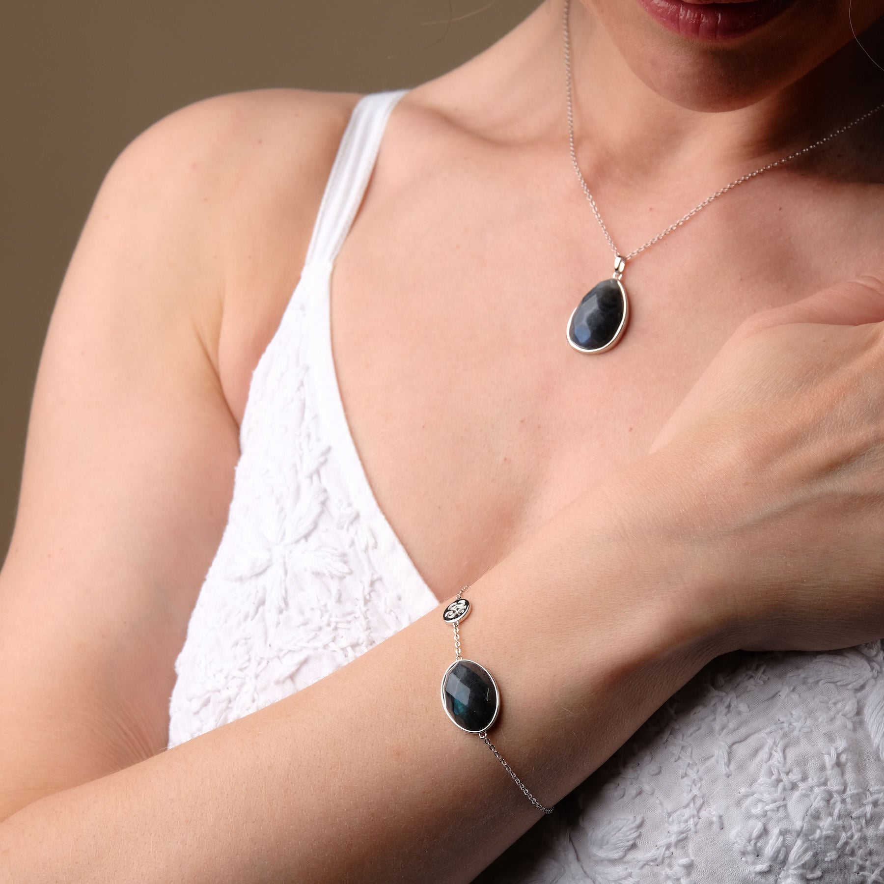 Bracciale con labradorite in argento con simbolo OM