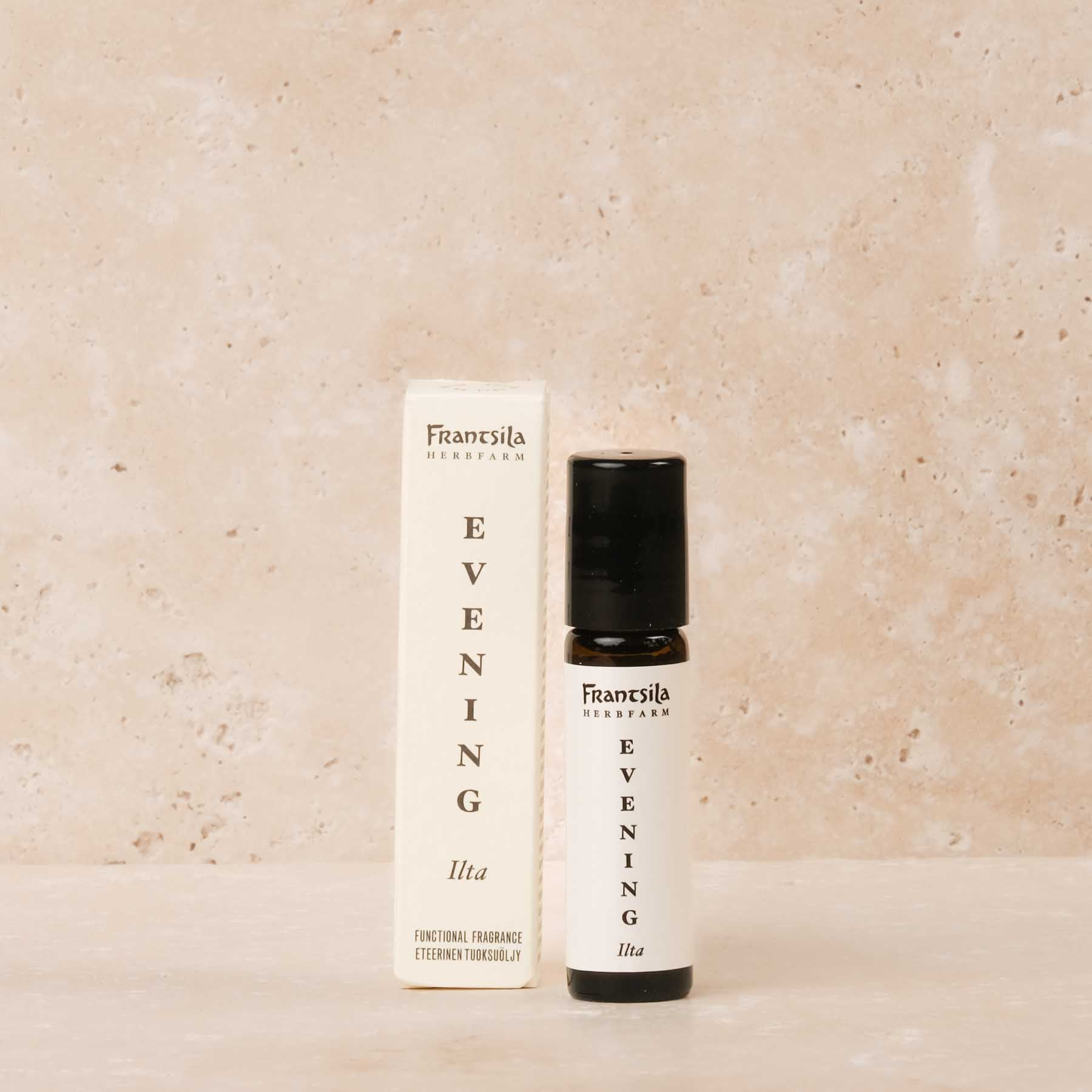 Il Calm Evening Oil Roll-on è composto da olio di lavanda, arancia e jojoba e aiuta a rilassarsi e a calmarsi la sera.