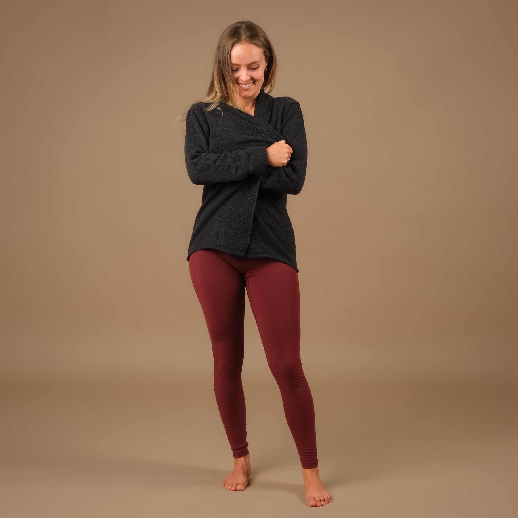 Cardigan in cashmere, cardigan yoga, sostenibile, elegante antracite