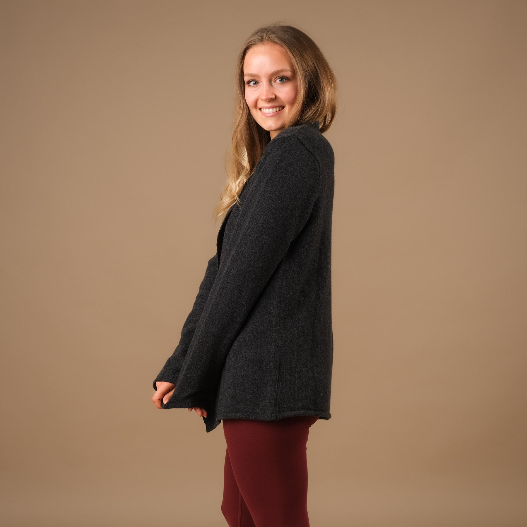 Cardigan in cashmere, cardigan yoga, sostenibile, elegante antracite