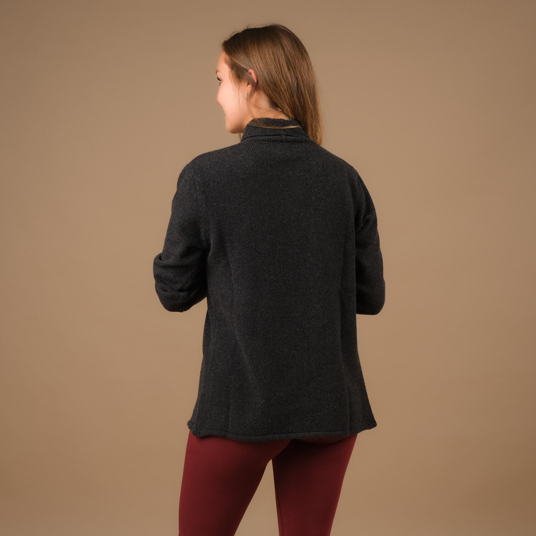 Cardigan in cashmere, cardigan yoga, sostenibile, elegante antracite