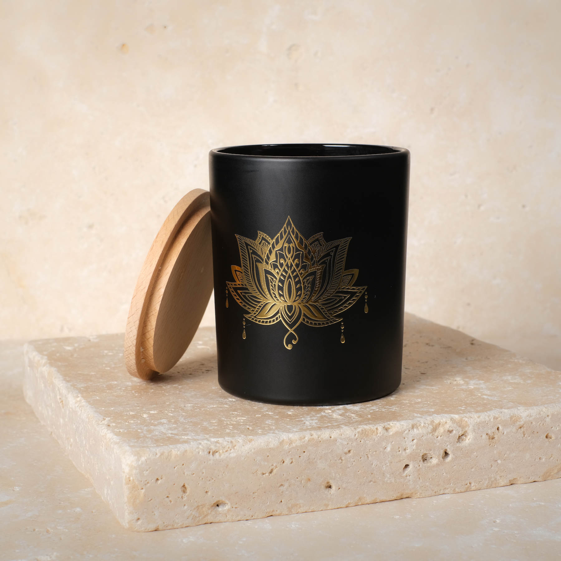 Candela profumata in vetro nero con pietre preziose