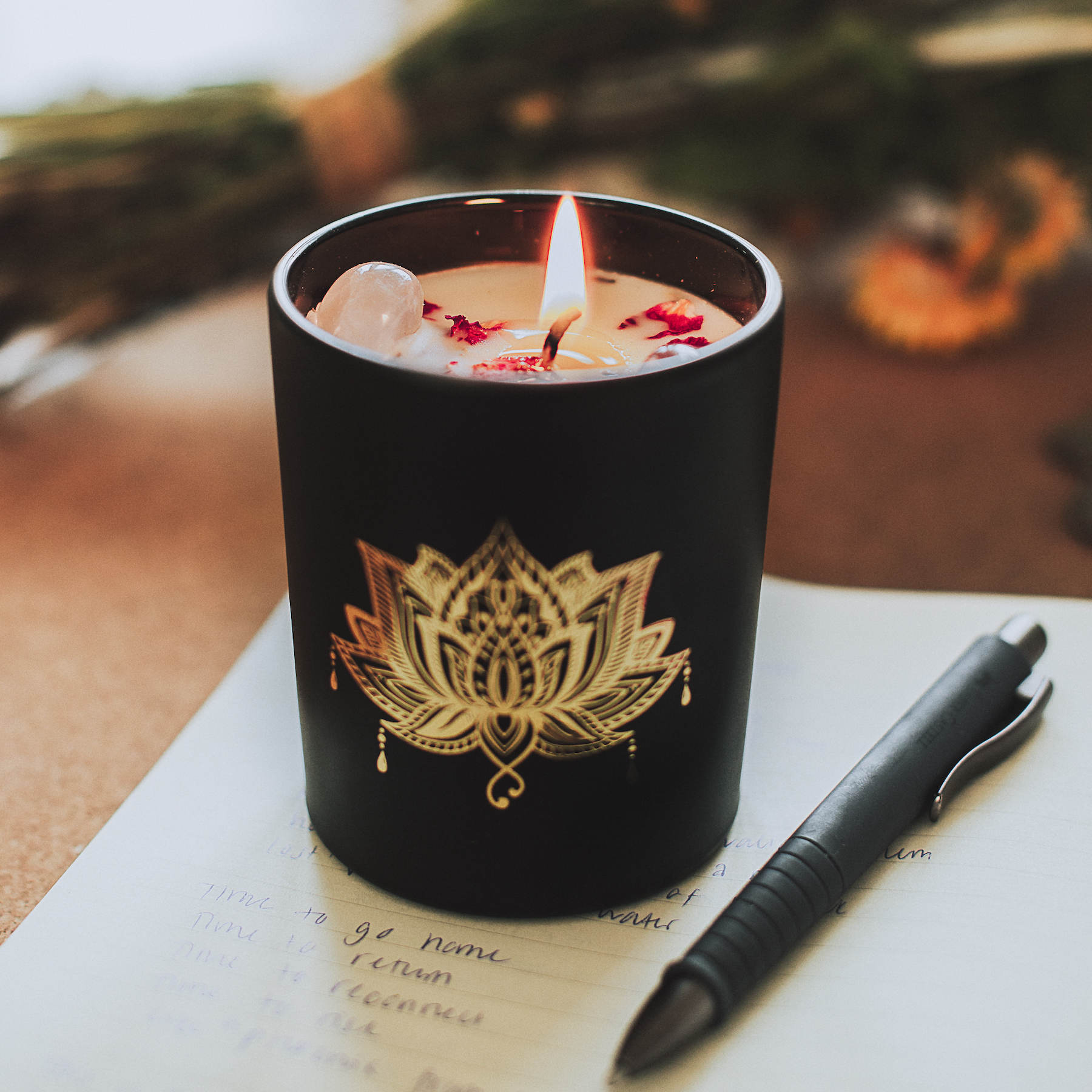 Candela profumata in vetro nero con pietre preziose