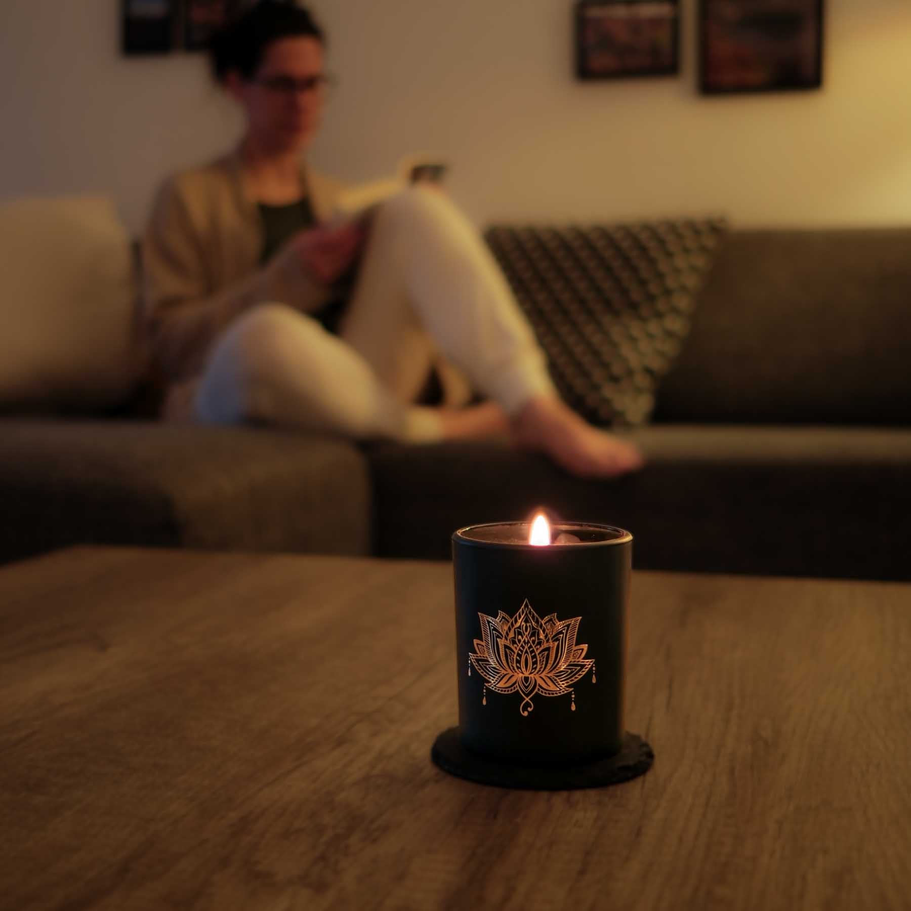 Candela profumata in vetro nero con pietre preziose