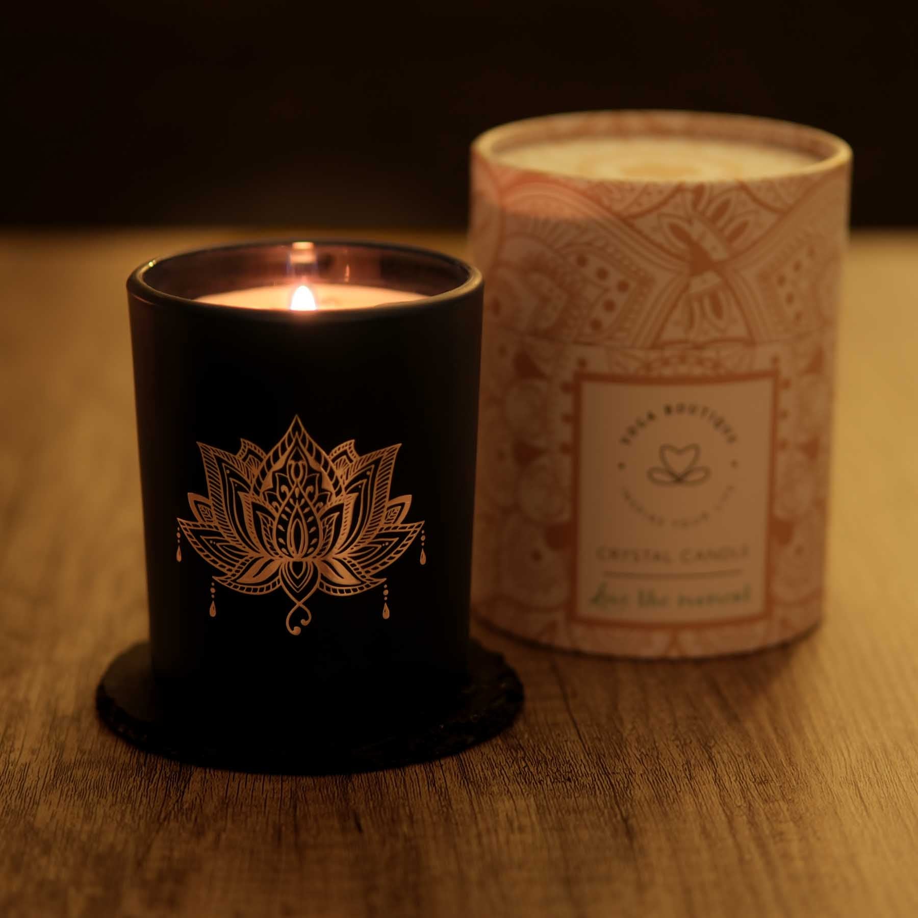 Candela profumata in vetro nero con pietre preziose
