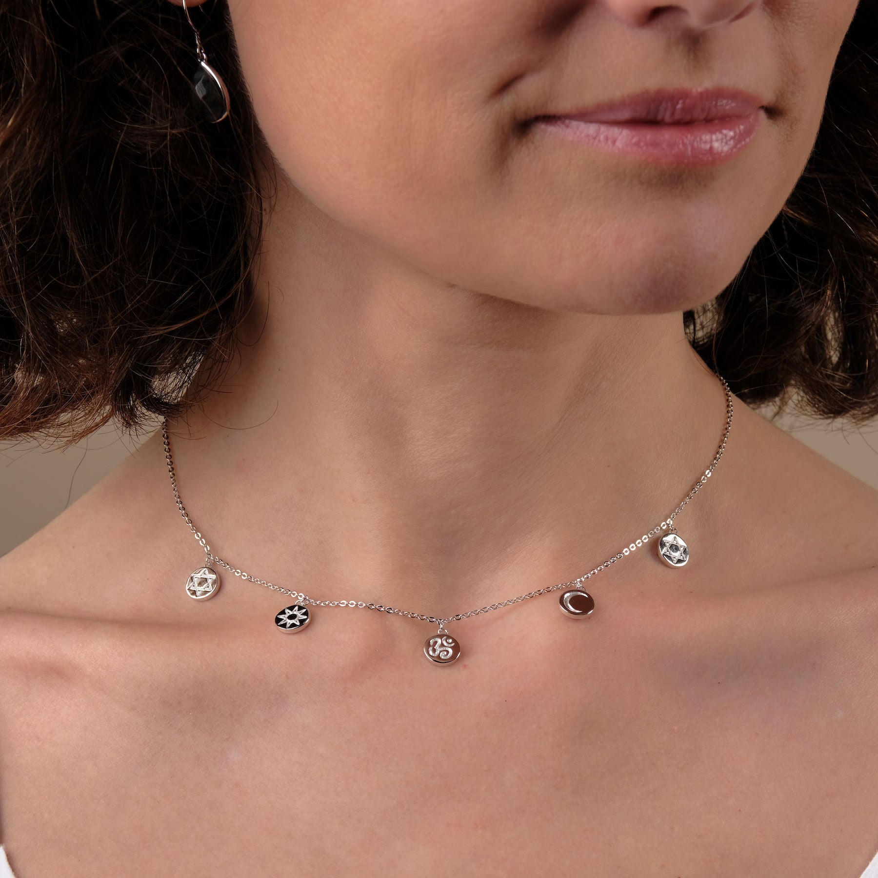 Collana con simboli yoga e monete d'argento
