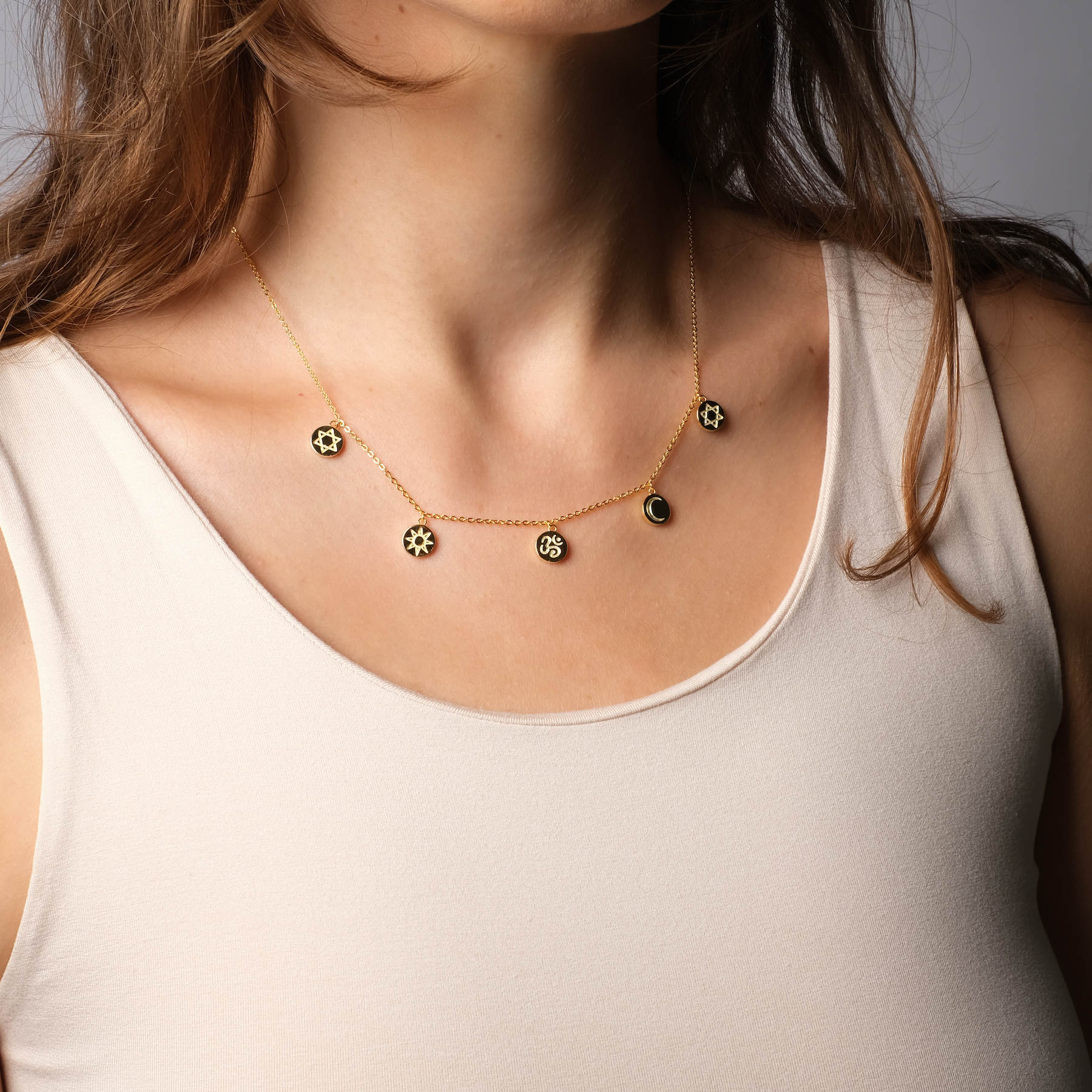 Collana con simboli yoga e monete d'oro