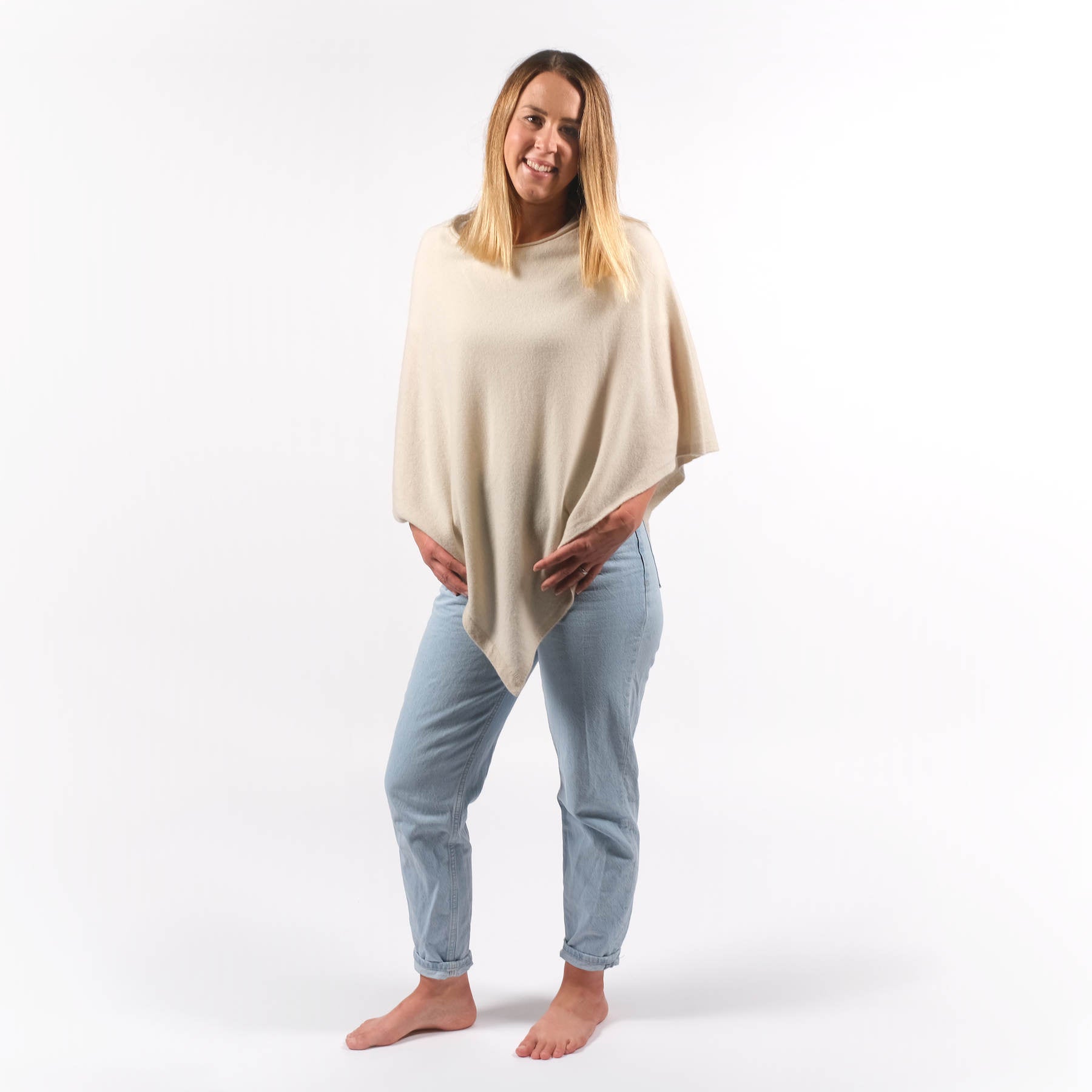 Poncho in cashmere sostenibile crema