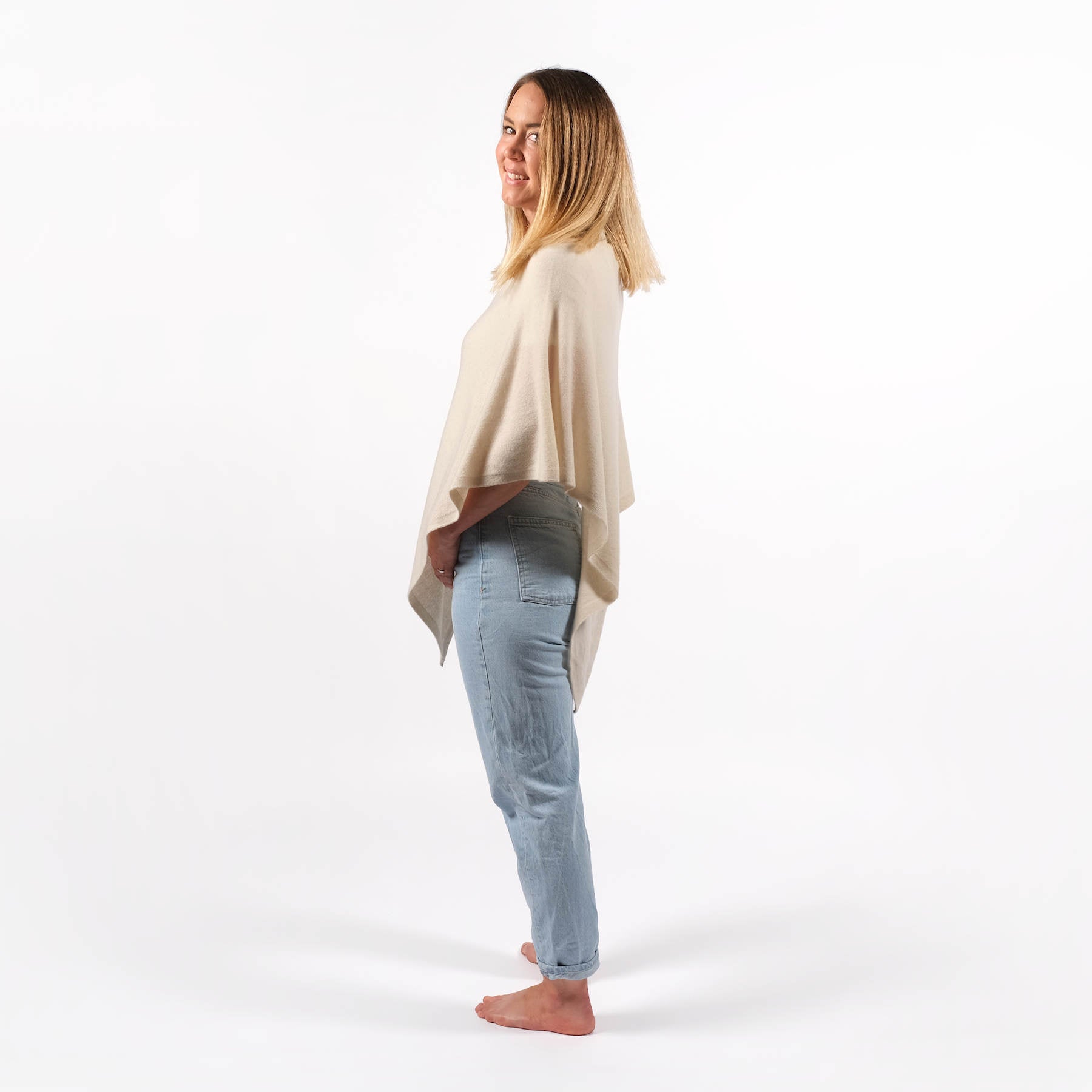Poncho in cashmere sostenibile crema