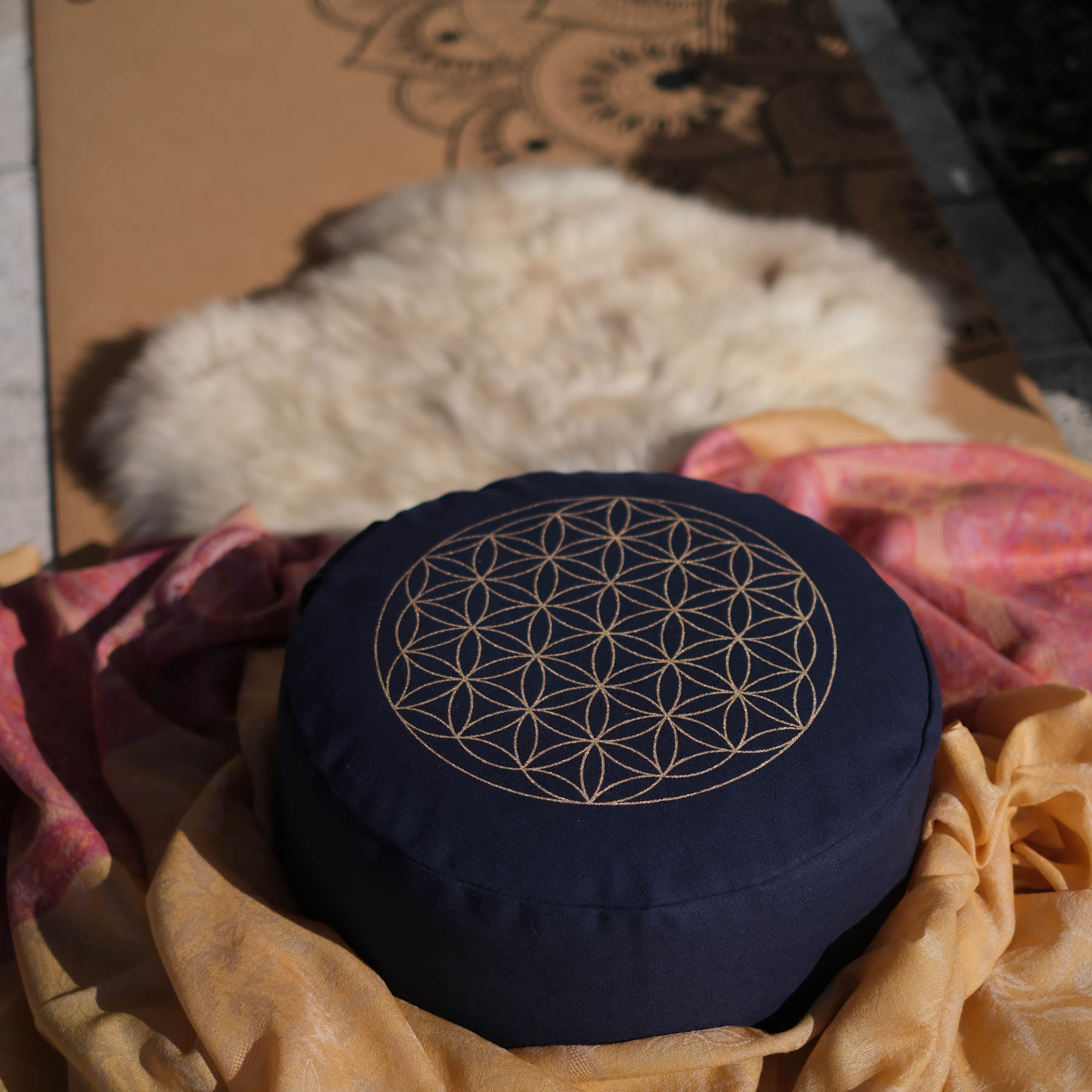Cuscino da meditazione rotondo Fiore della vita stampa oro navy