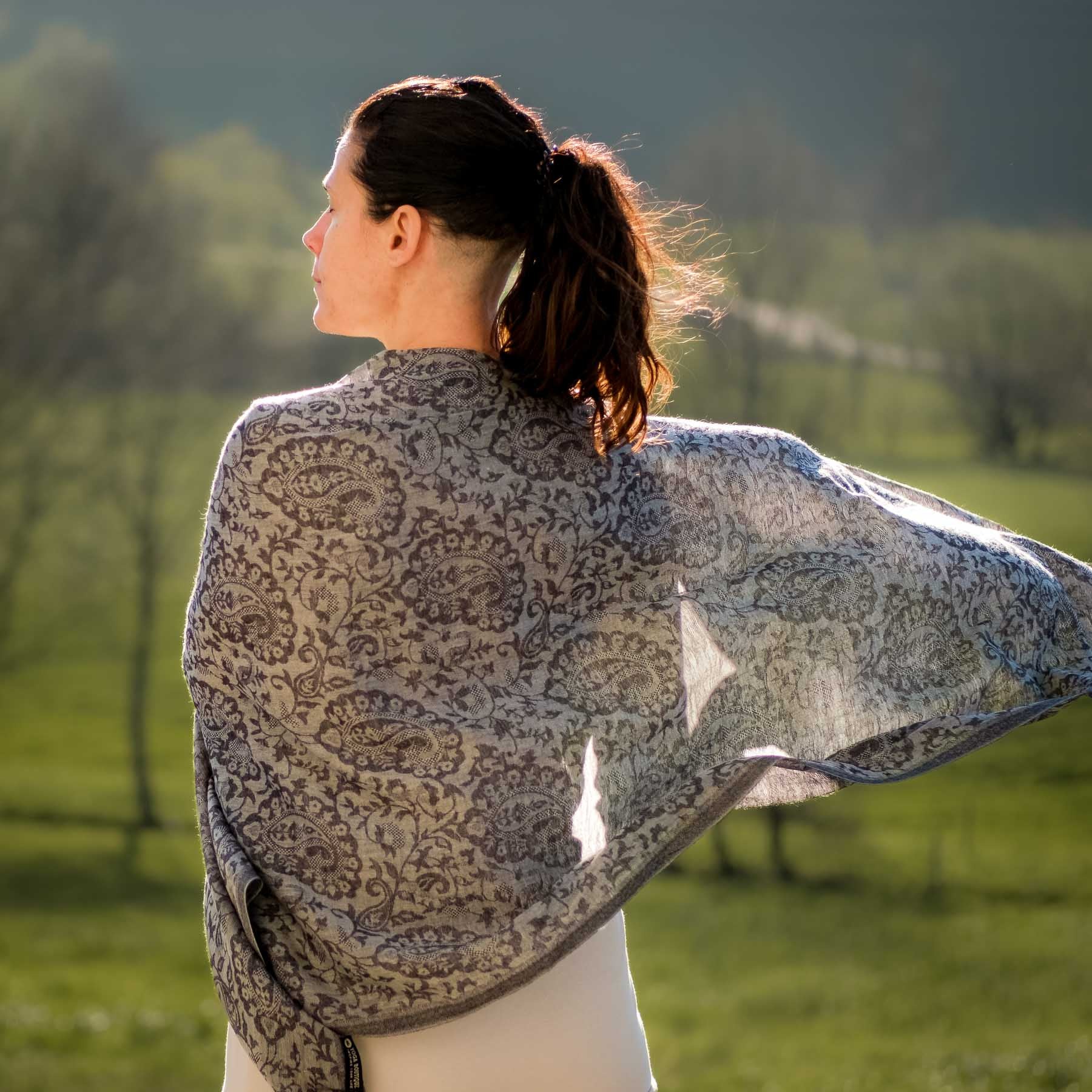 Scialle da meditazione in lana fine Saraswati antracite