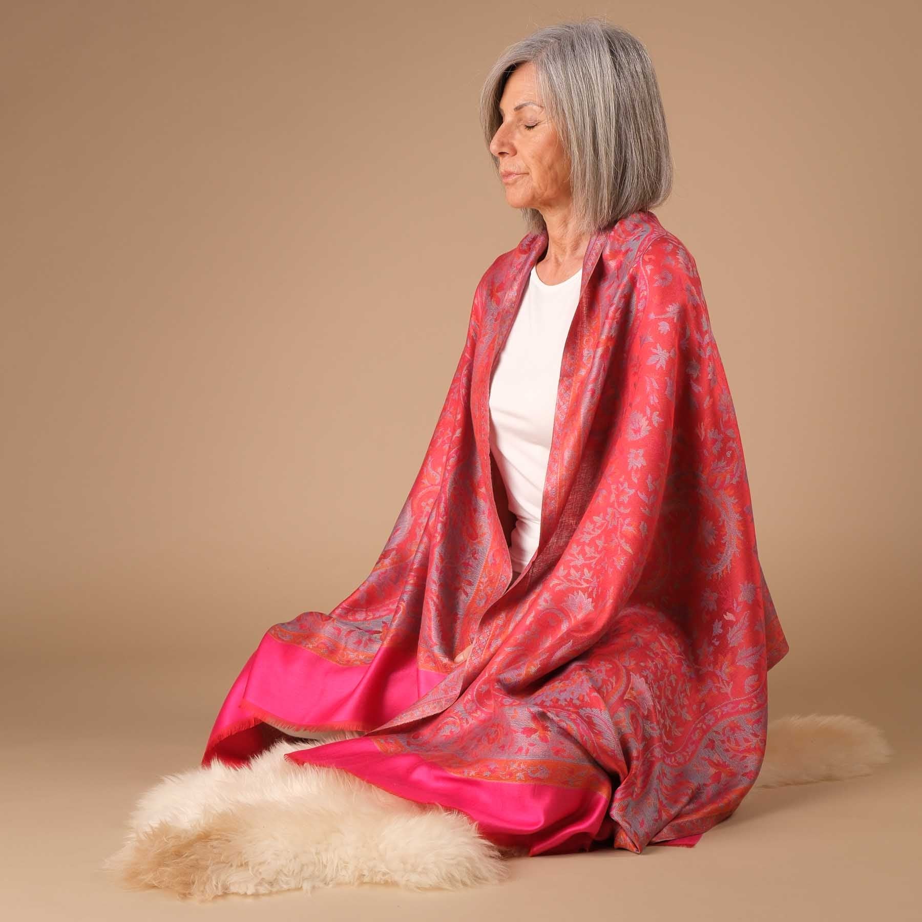 Sciarpa da meditazione Mars in rosso con motivo paisley e floreale