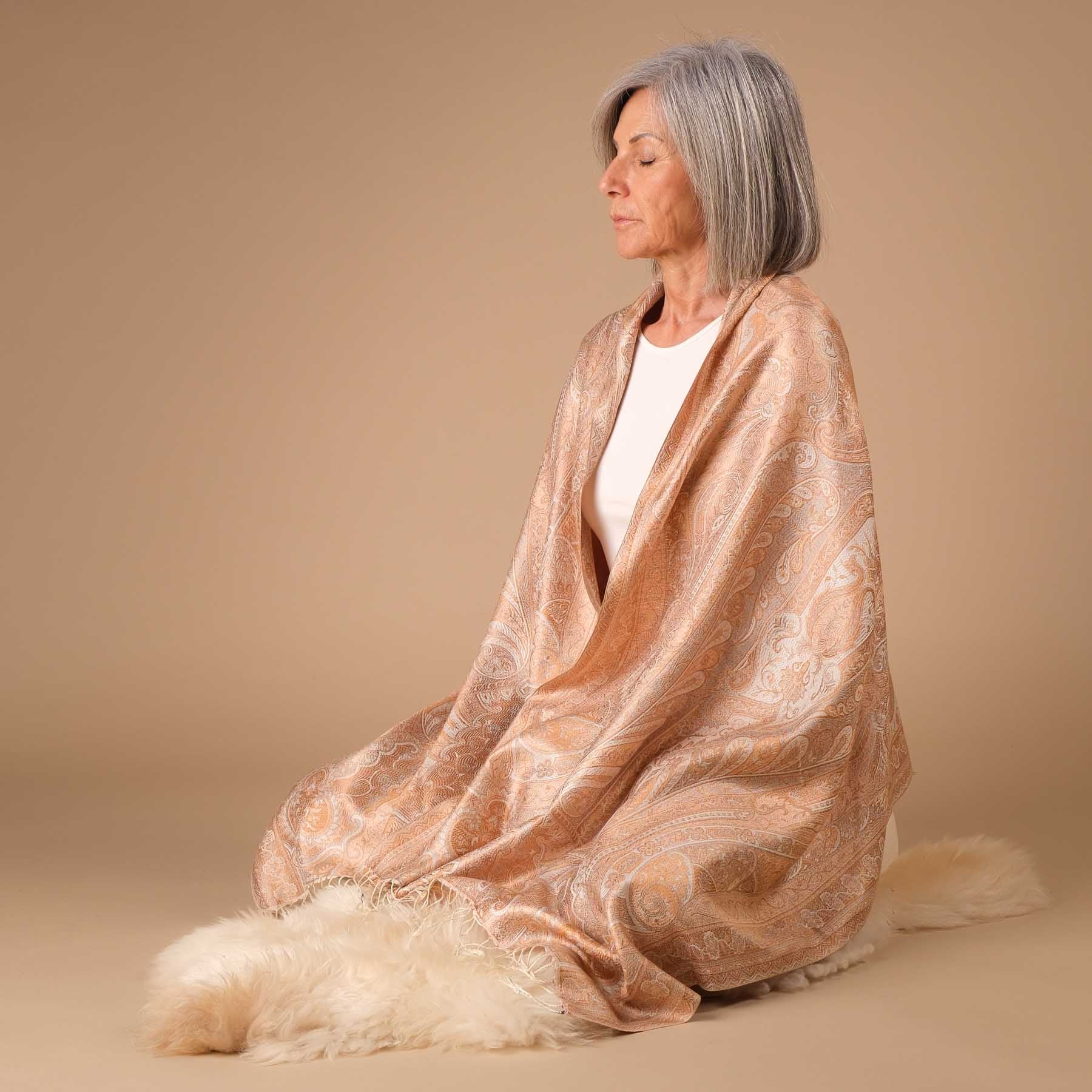 Sciarpa di seta nei toni caldi del marrone