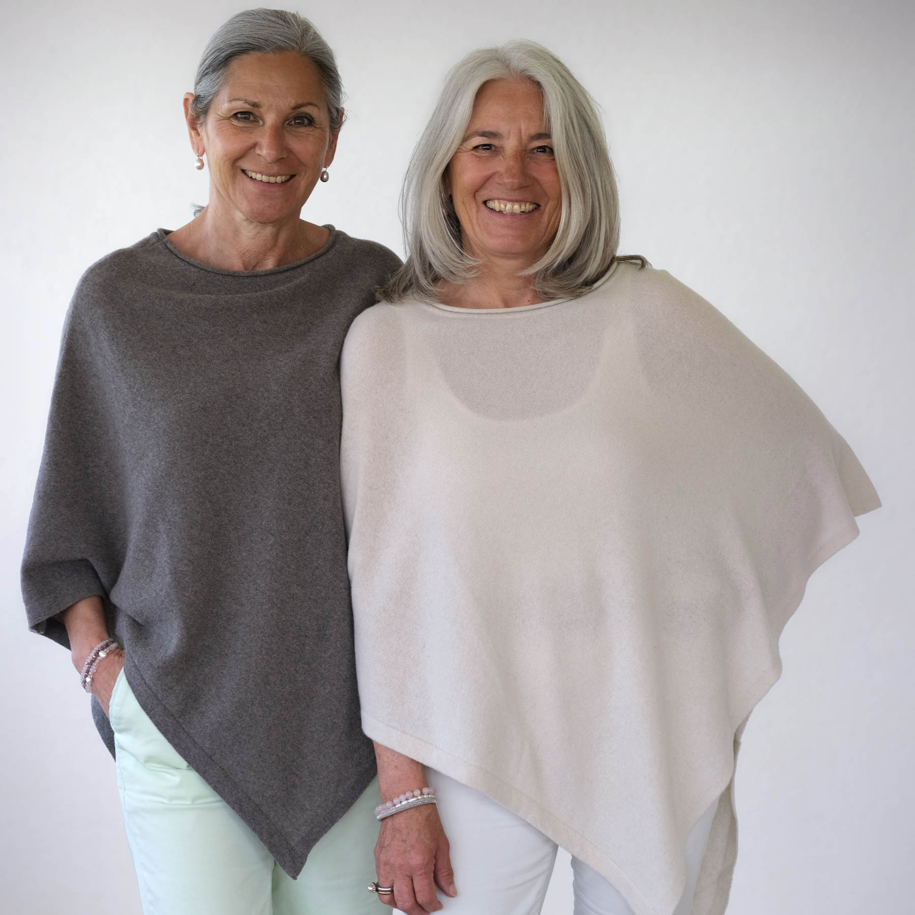 Poncho in cashmere sostenibile color tortora