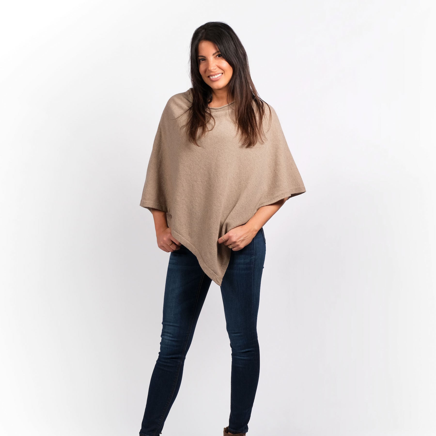 Poncho in cashmere sostenibile beige