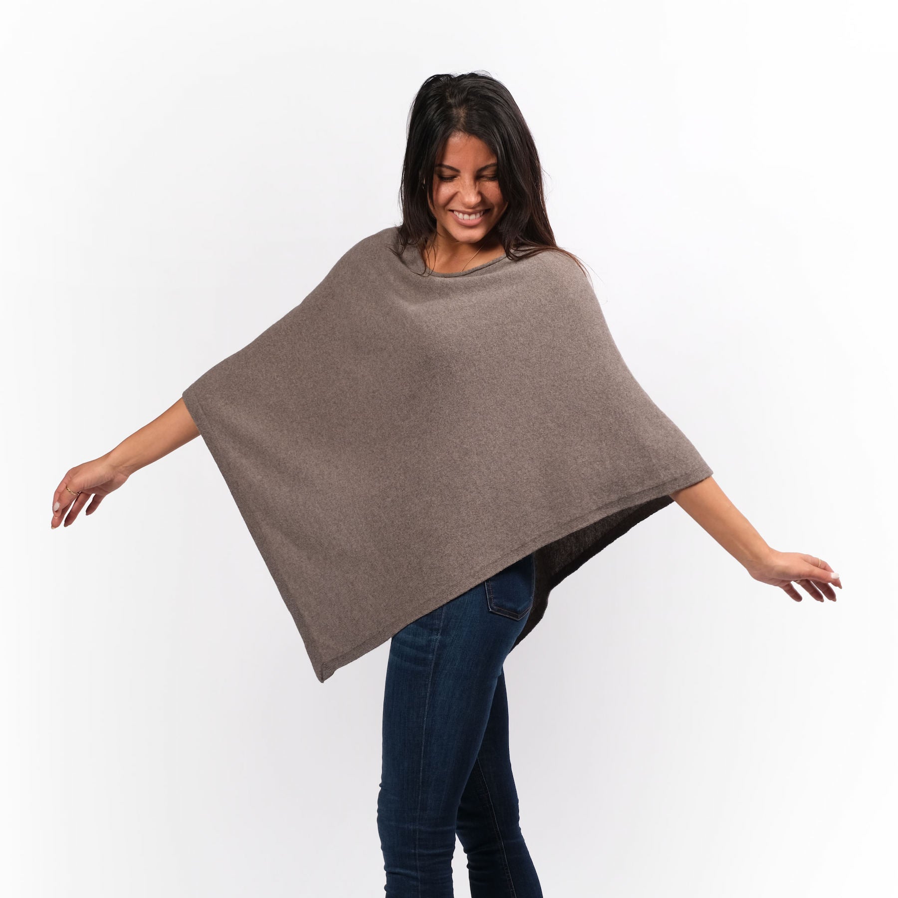Poncho in cashmere sostenibile color tortora