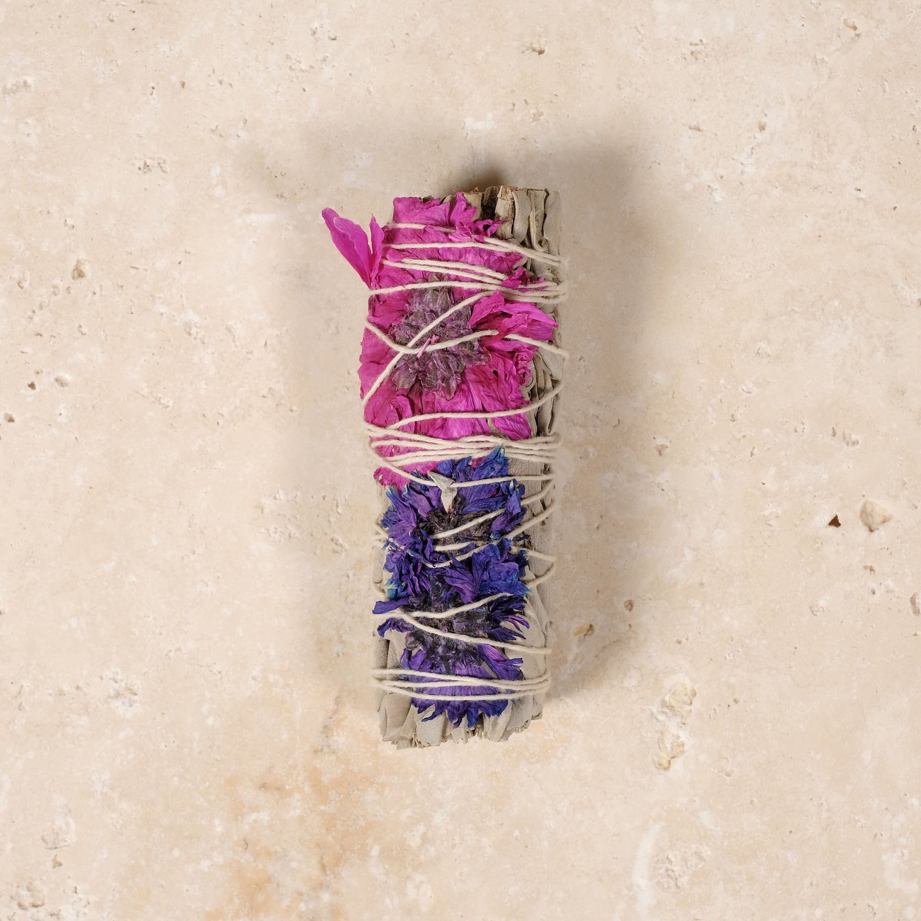 Beatitudine di salvia bianca con fiori di zagara