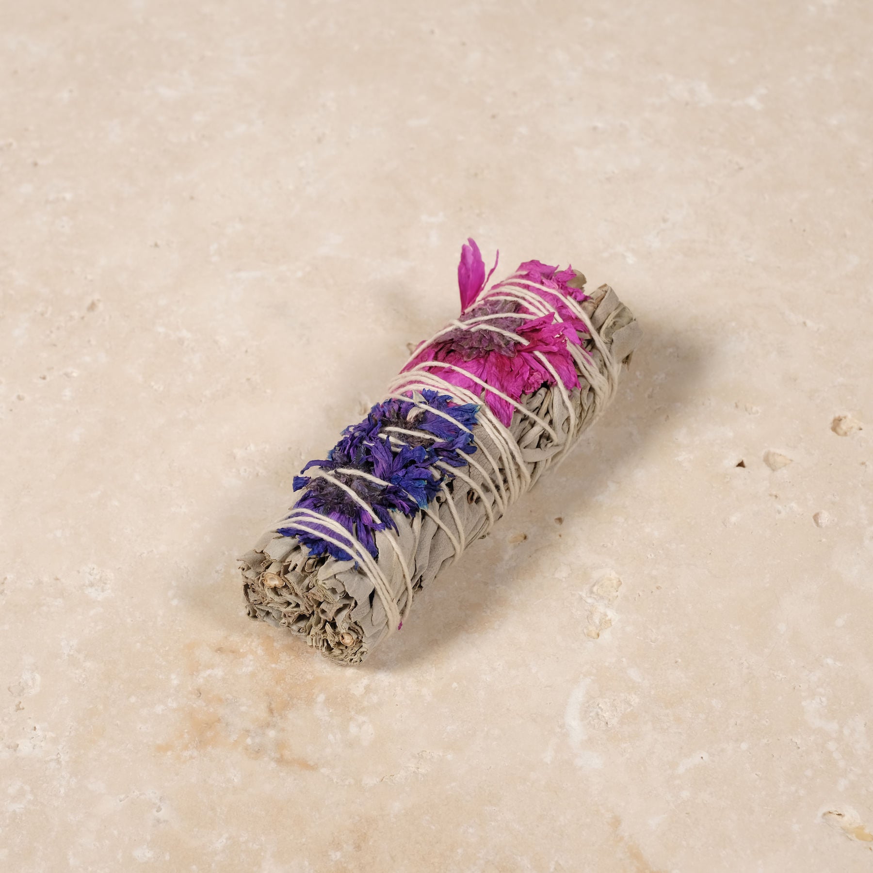 Beatitudine di salvia bianca con fiori di zagara