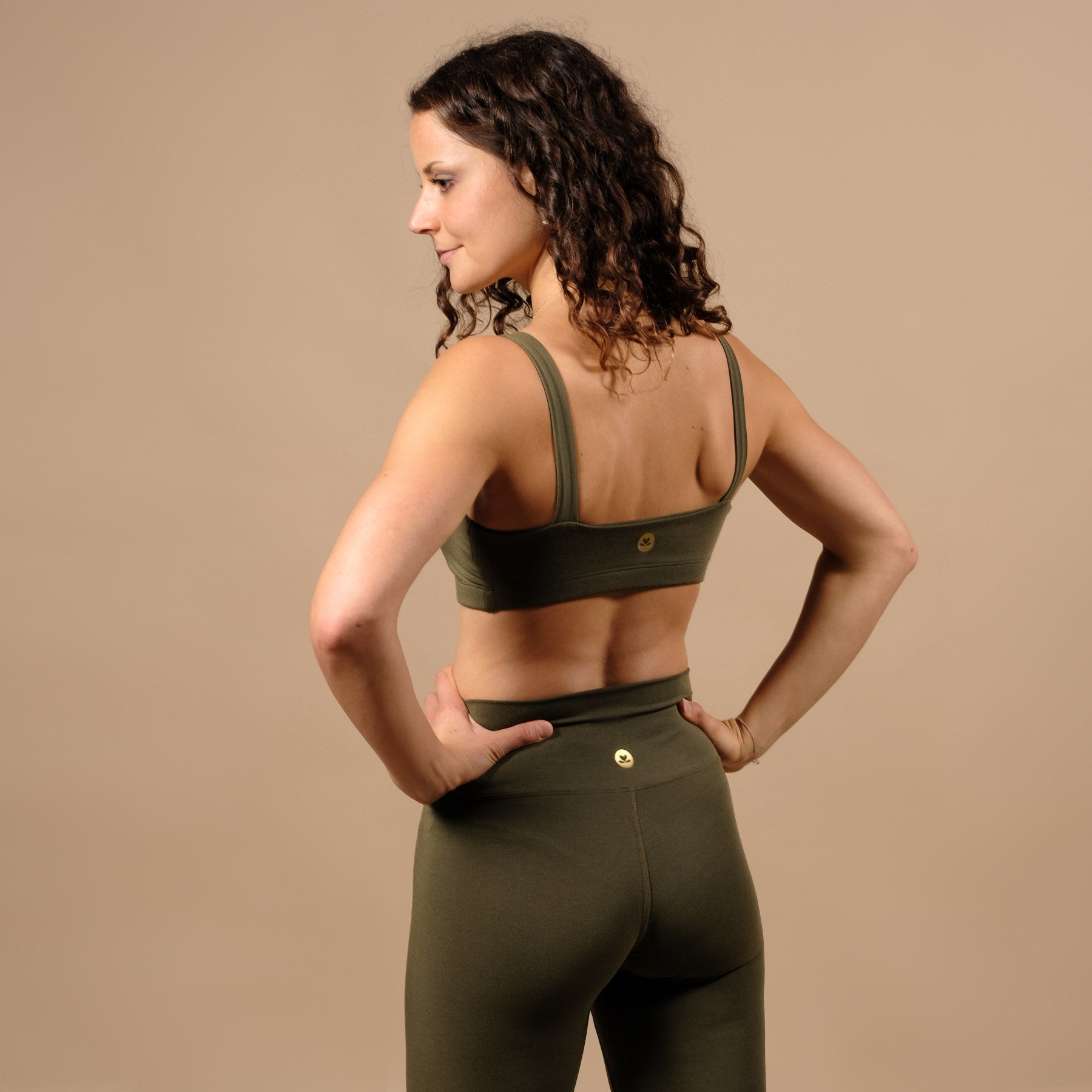 Reggiseno yoga Top Comfy olive, sostenibile, realizzato in Svizzera, in tessuto biodegradabile, super confortevole.