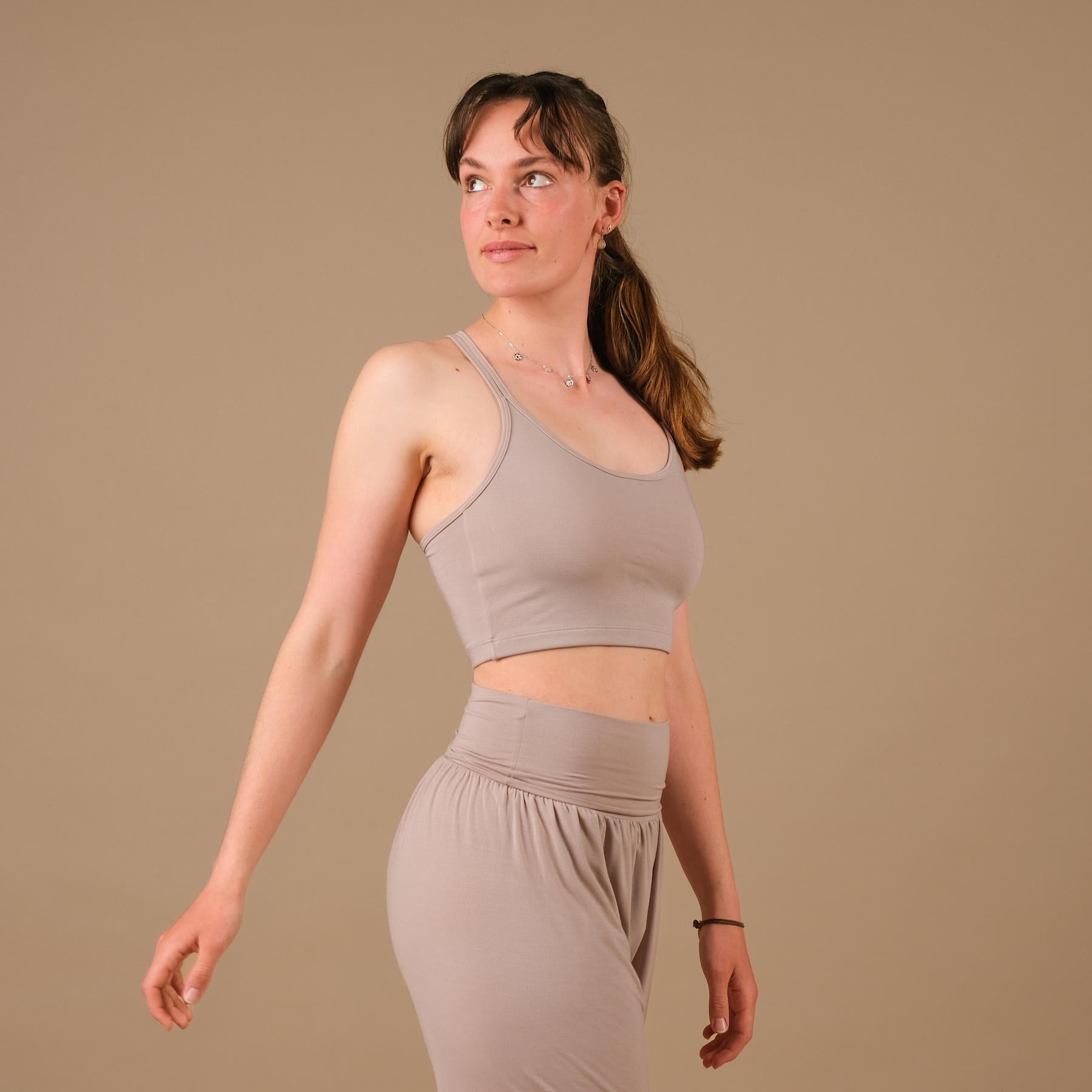 Abiti da yoga Crop Top Joy mocca realizzati in tessuto sostenibile e prodotti in Svizzera
