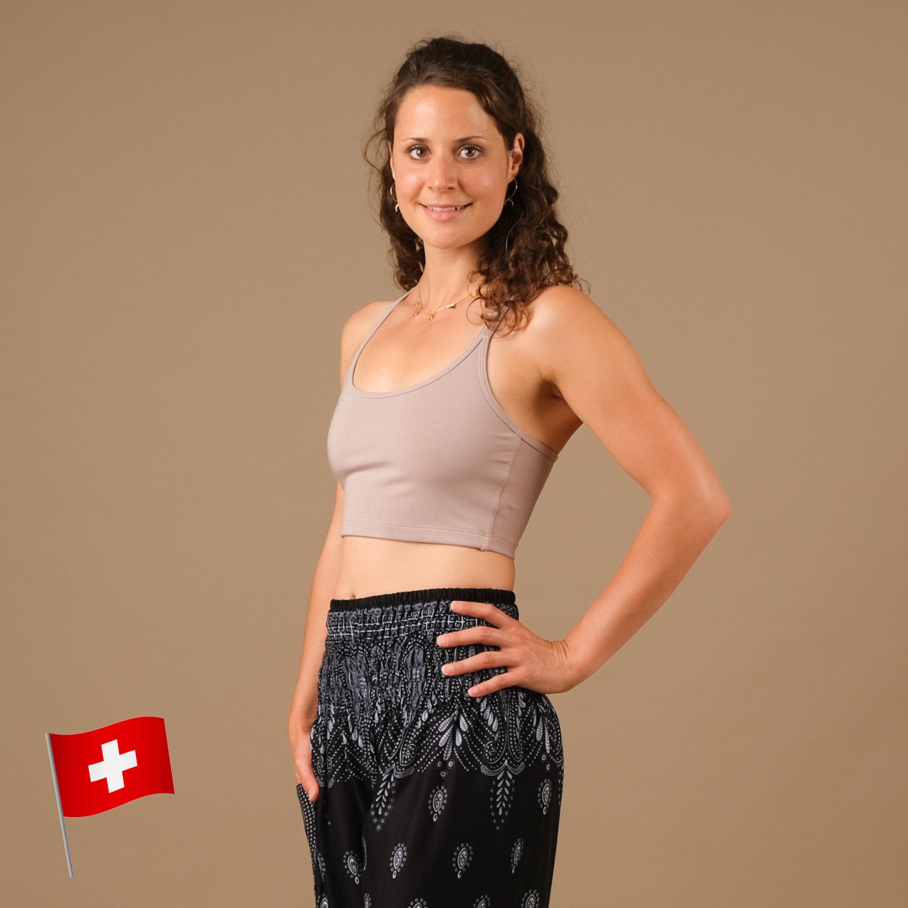 Abiti da yoga Crop Top Joy mocca realizzati in tessuto sostenibile e prodotti in Svizzera