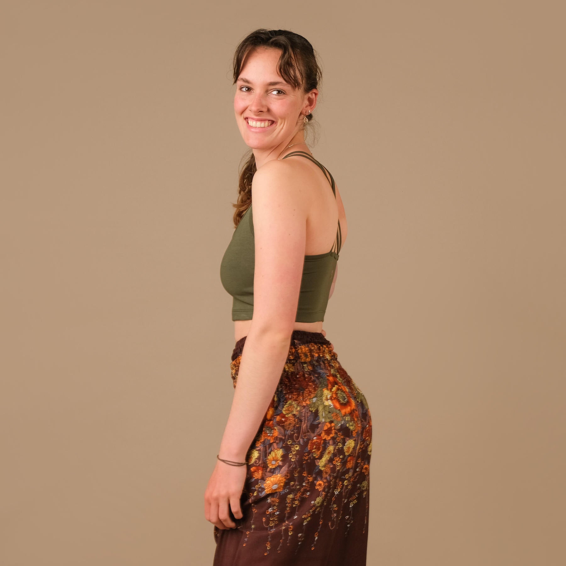 Abiti da yoga Crop Top Joy olive in tessuto sostenibile e prodotto in Svizzera