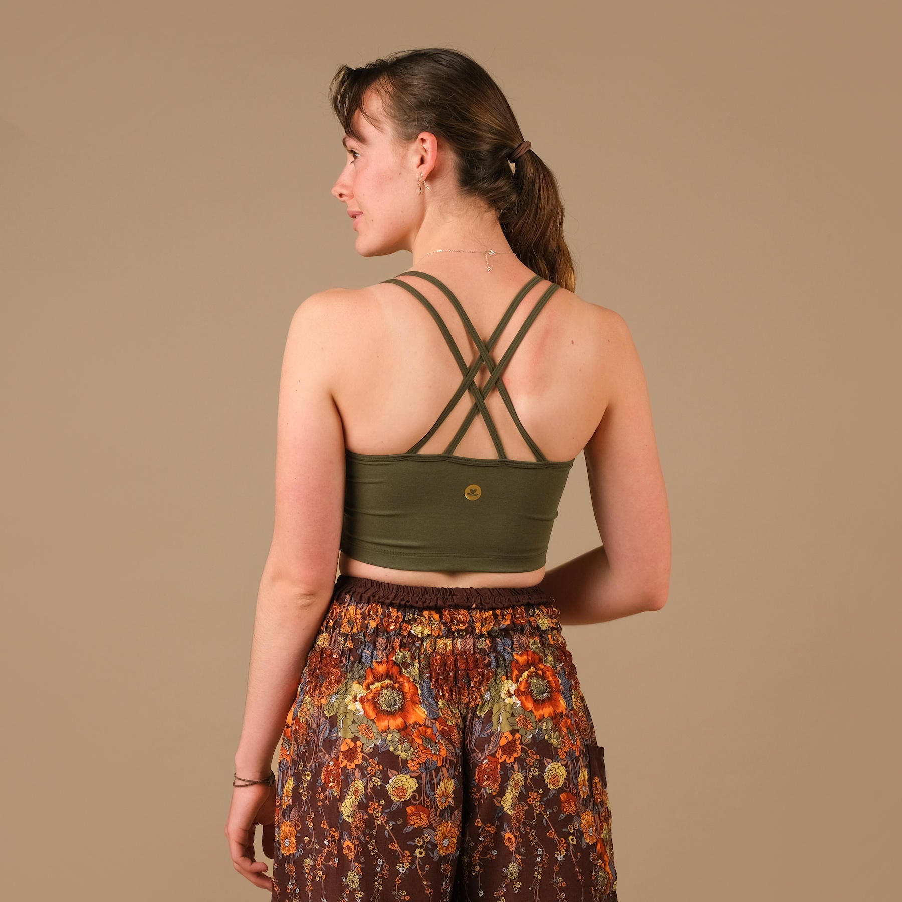 Abiti da yoga Crop Top Joy olive in tessuto sostenibile e prodotto in Svizzera