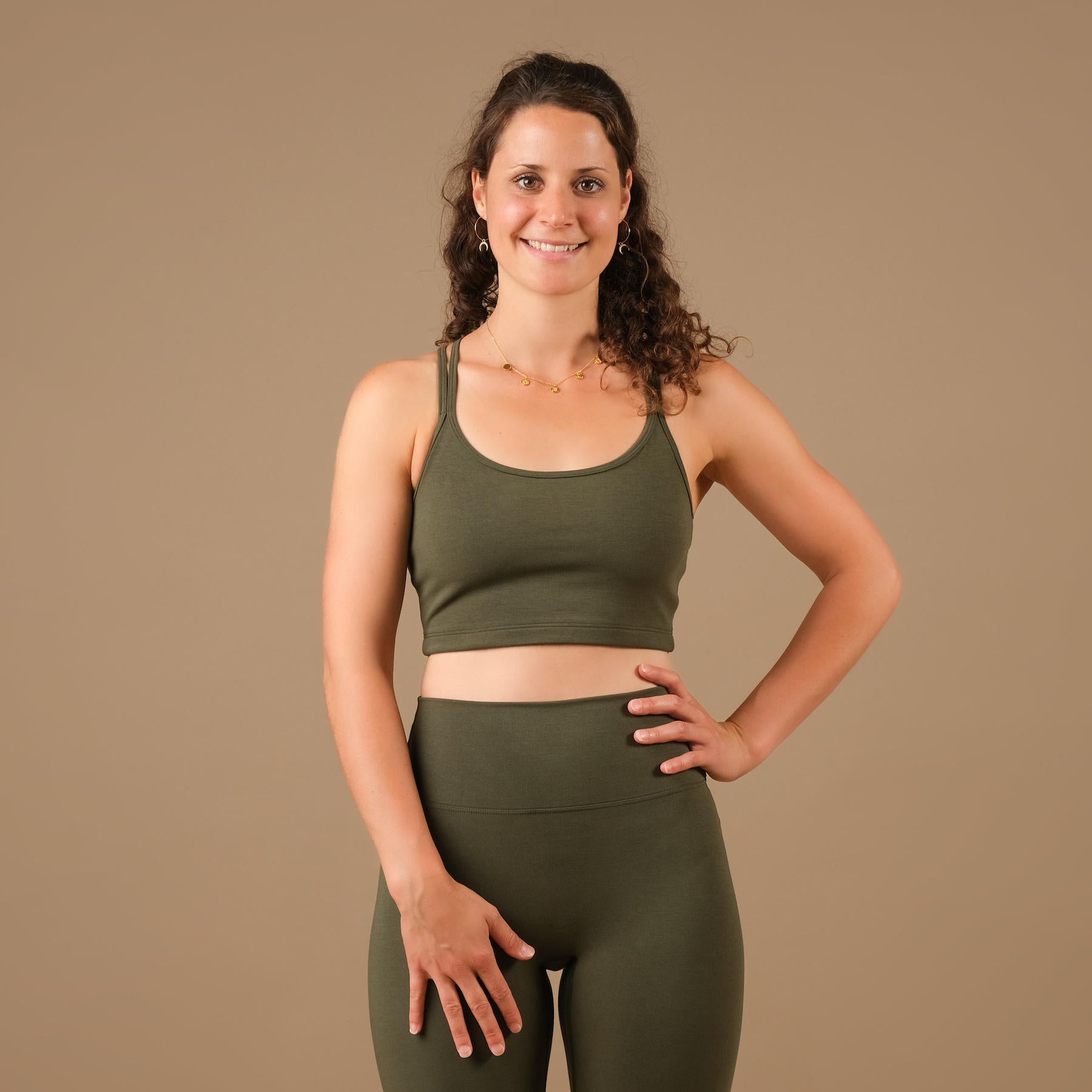 Abiti da yoga Crop Top Joy olive in tessuto sostenibile e prodotto in Svizzera
