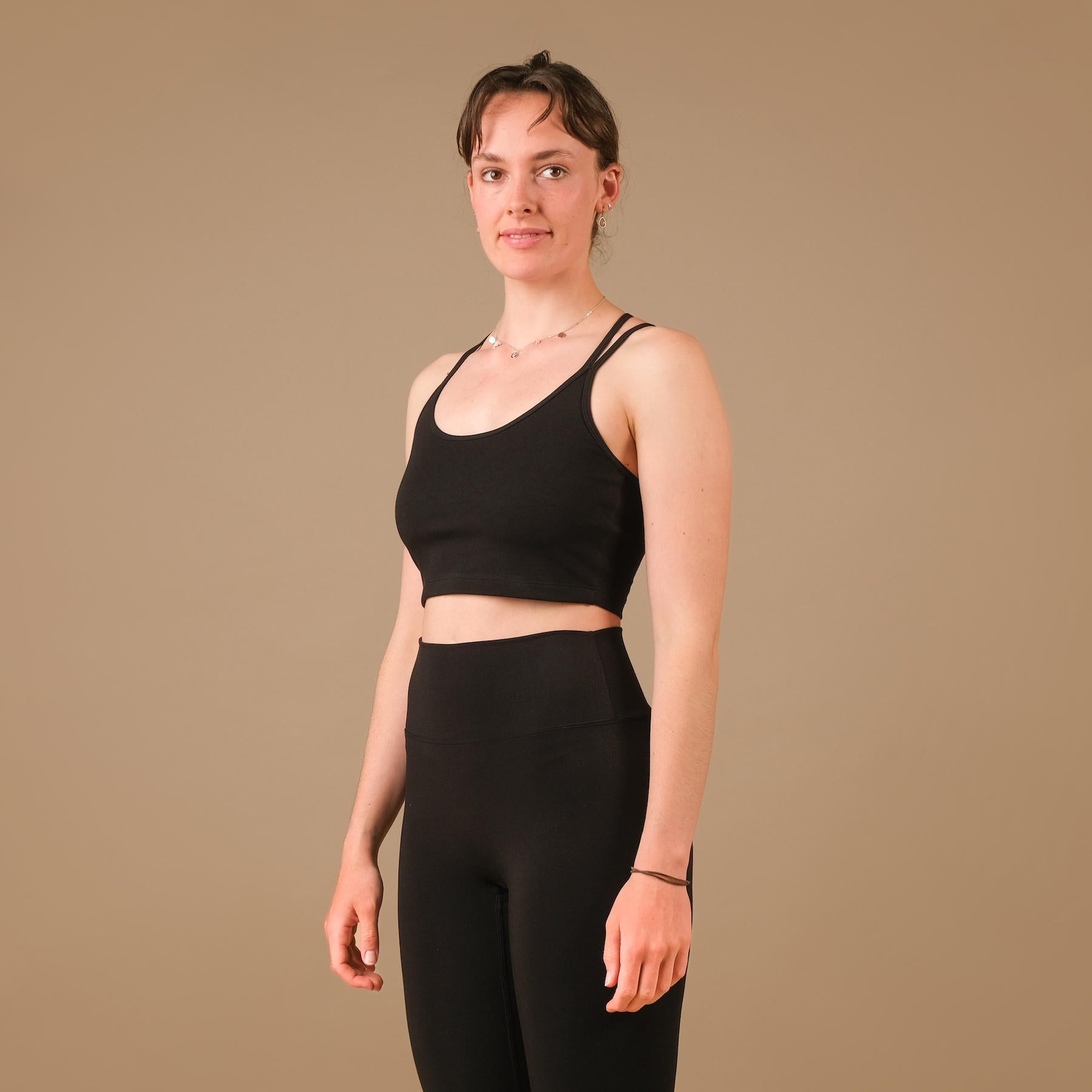 Abiti da yoga Crop Top Joy nero in tessuto sostenibile e prodotto in Svizzera