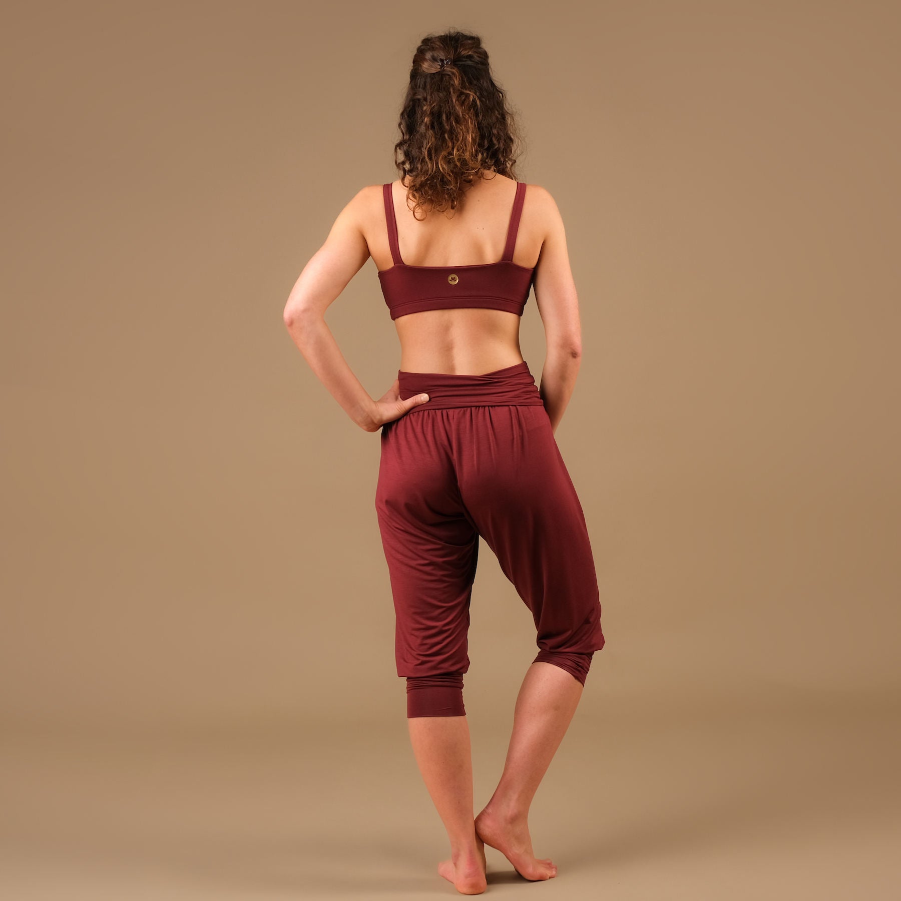 Pantaloni yoga larghi sostenibili harem 3/4 Taj Mahal made in Switzerland bordeaux