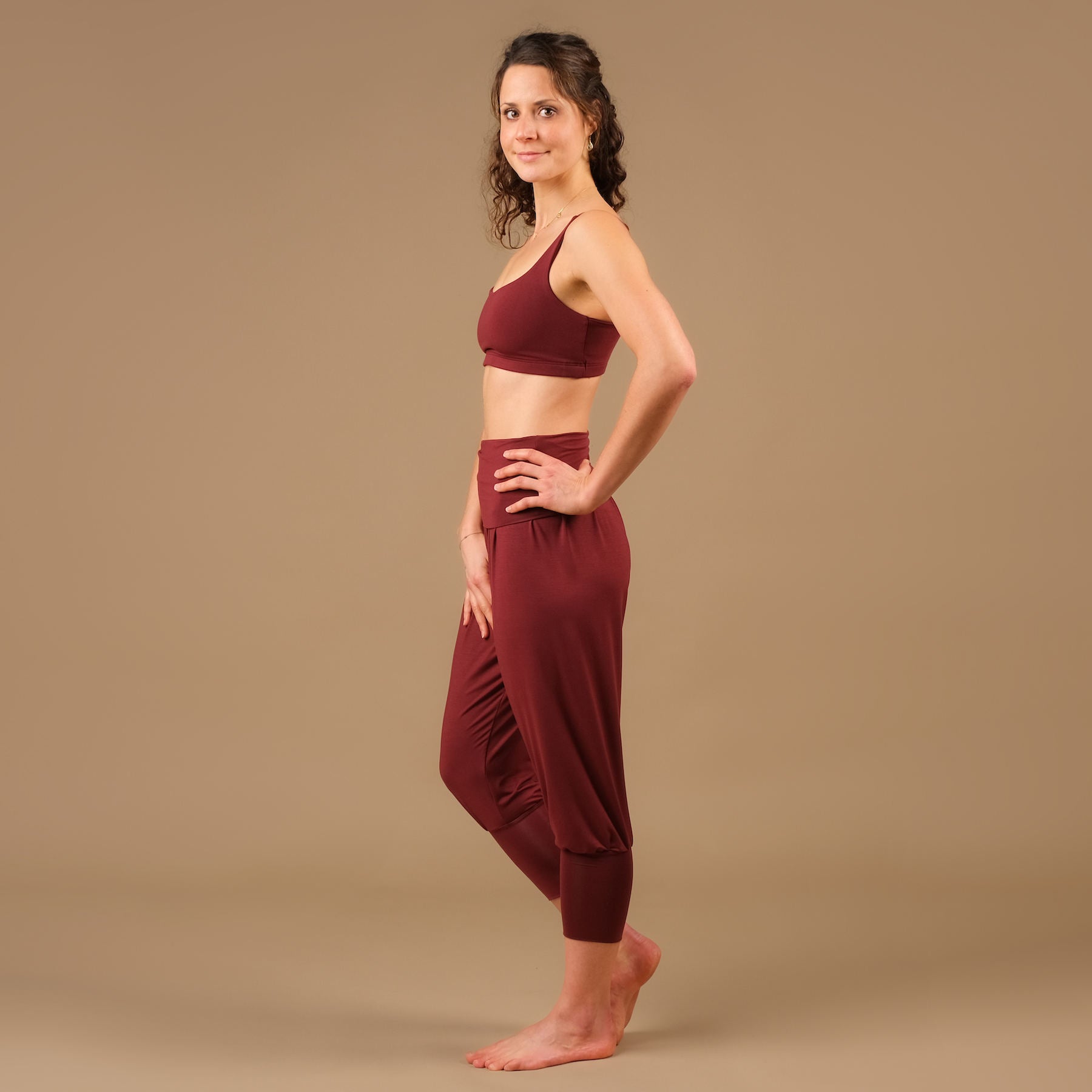 Pantaloni yoga larghi sostenibili harem 3/4 Taj Mahal made in Switzerland bordeaux