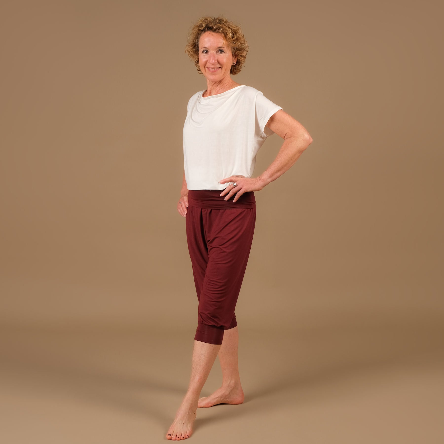 Pantaloni yoga larghi sostenibili harem 3/4 Taj Mahal made in Switzerland bordeaux
