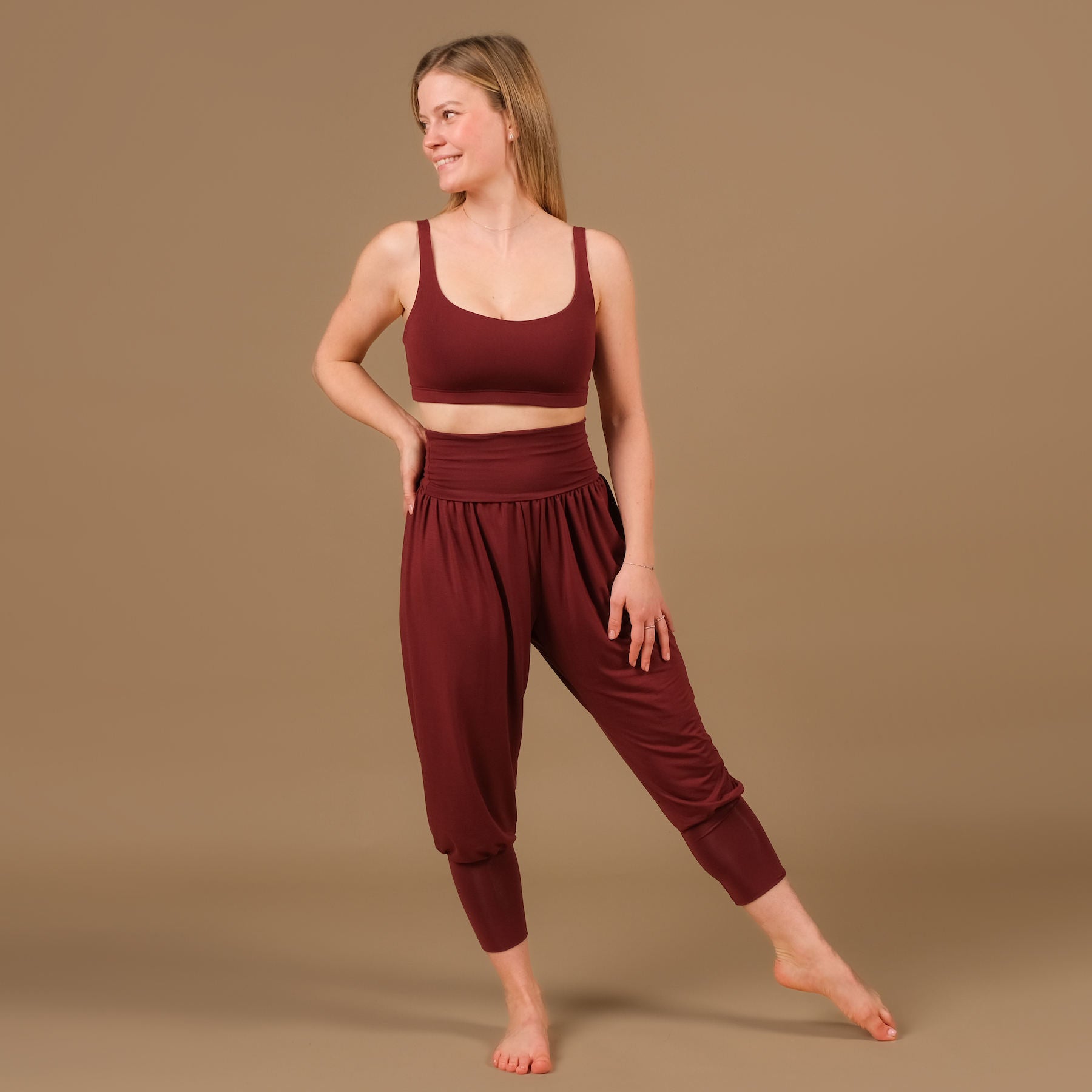 Pantaloni yoga larghi sostenibili harem 3/4 Taj Mahal made in Switzerland bordeaux