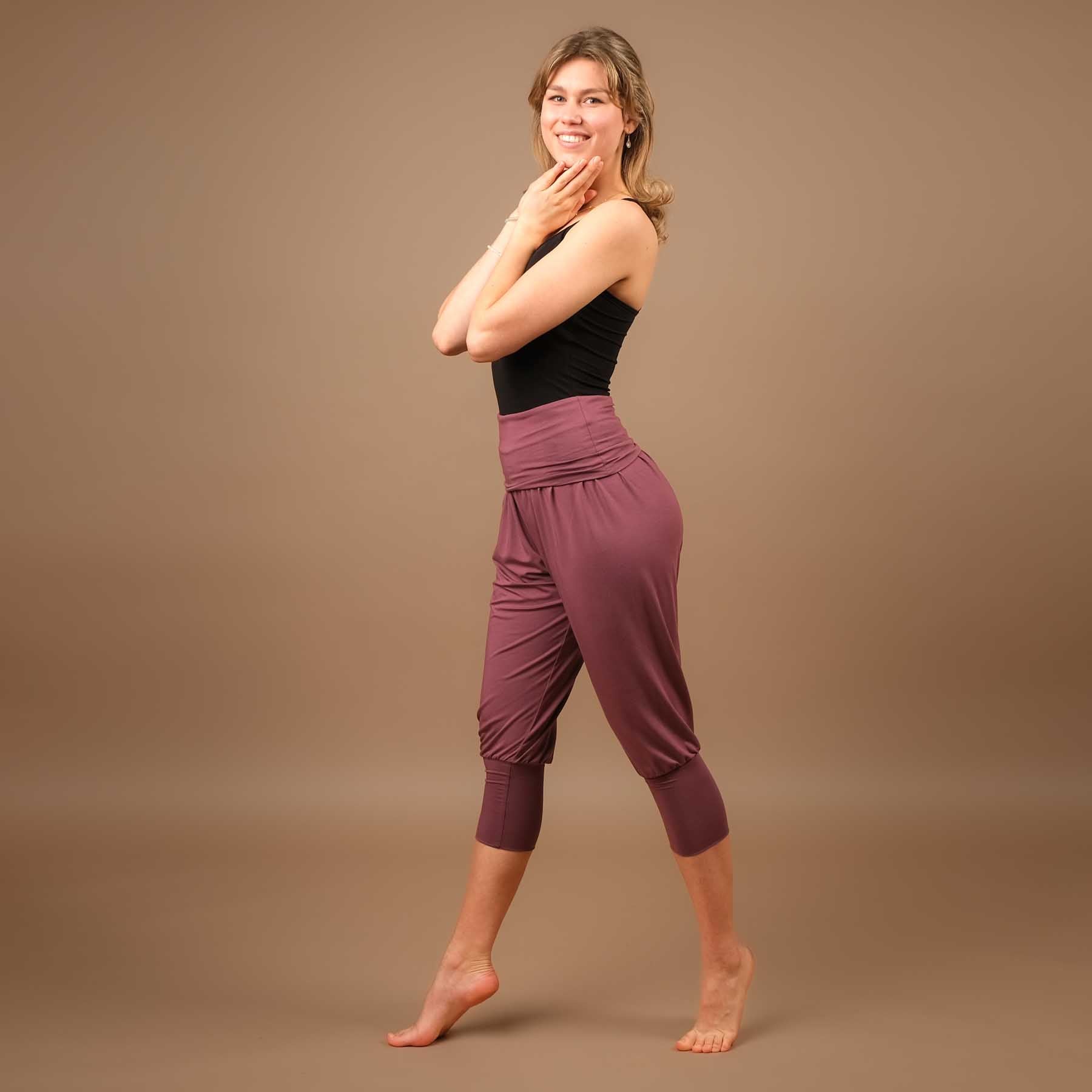 Pantaloni yoga larghi sostenibili harem 3/4 Taj Mahal made in Switzerland, melanzana