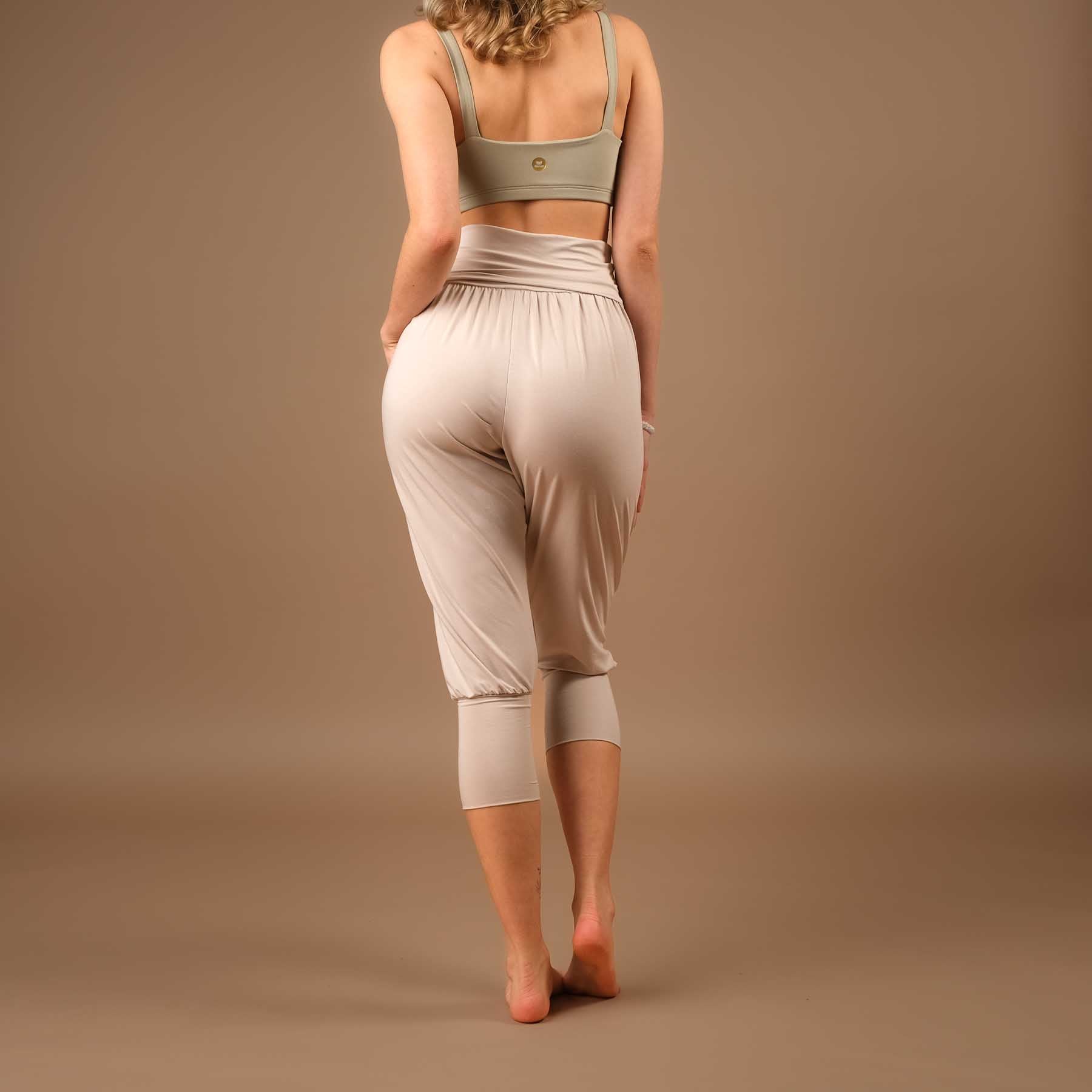 Pantaloni yoga larghi sostenibili harem 3/4 Taj Mahal made in Switzerland, sabbia