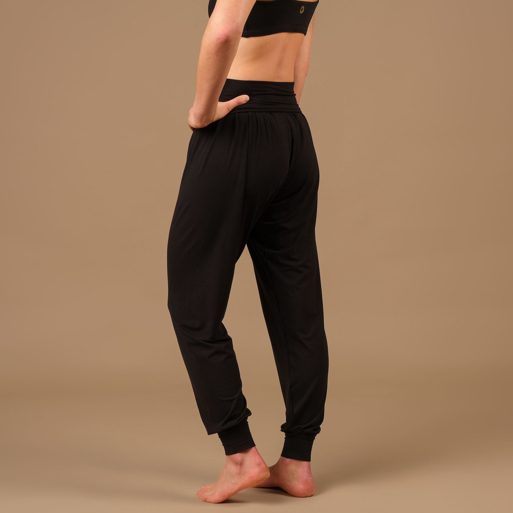 Pantaloni harem yoga Taj Mahal lunghi sostenibili made in Switzerland nero