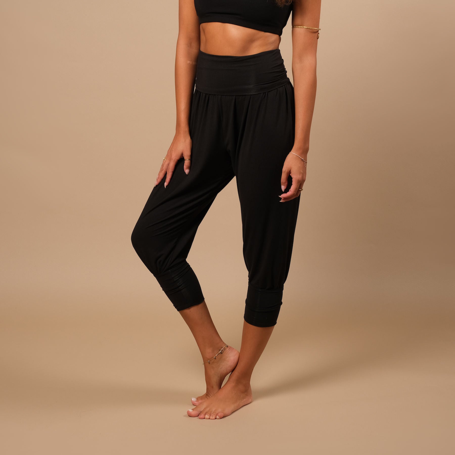 Pantaloni yoga larghi sostenibili harem 3/4 Taj Mahal made in Switzerland nero