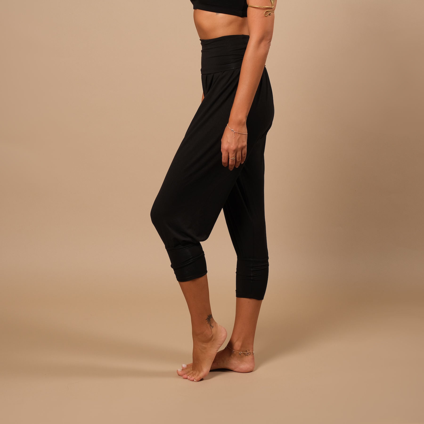 Pantaloni yoga larghi sostenibili harem 3/4 Taj Mahal made in Switzerland nero