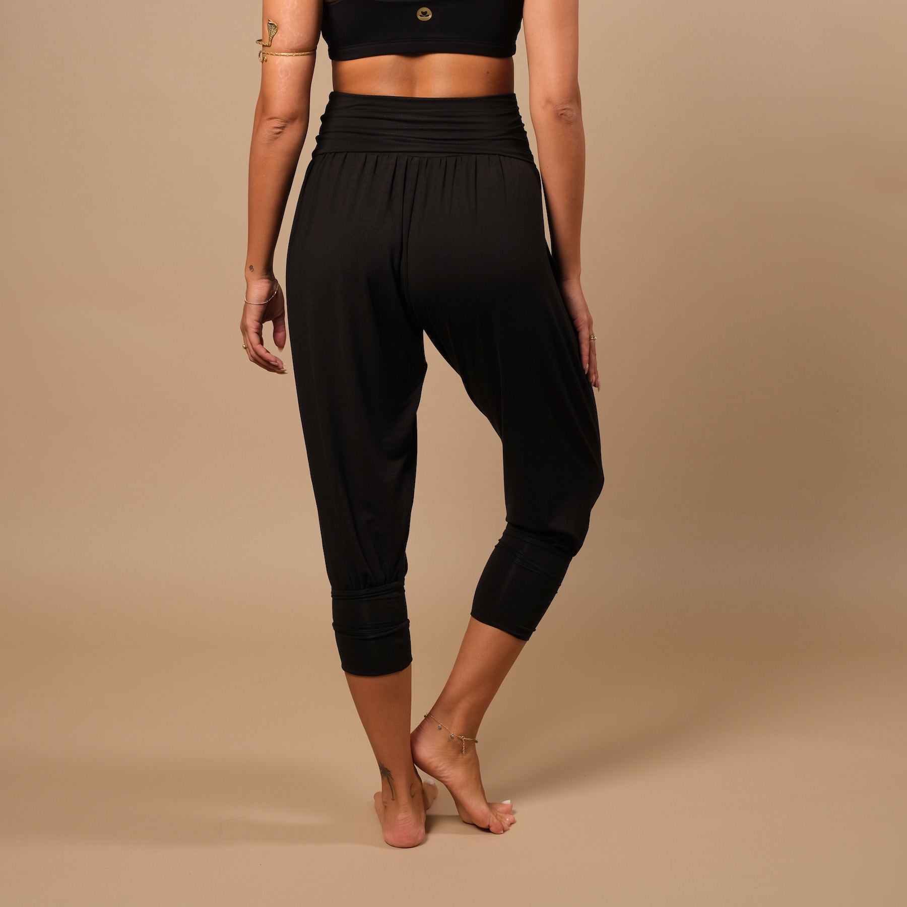 Pantaloni yoga larghi sostenibili harem 3/4 Taj Mahal made in Switzerland nero