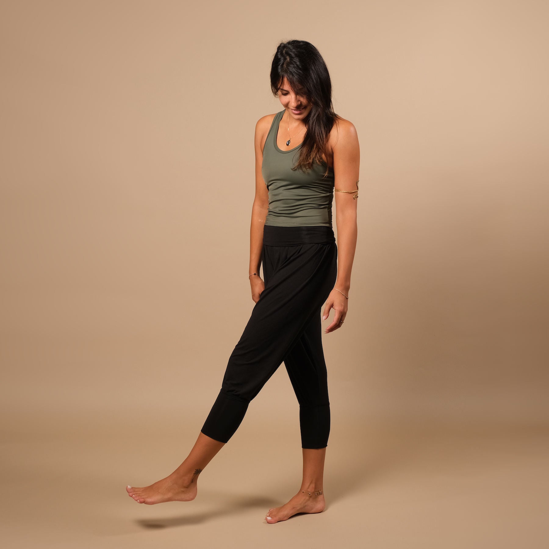 Pantaloni yoga larghi sostenibili harem 3/4 Taj Mahal made in Switzerland nero