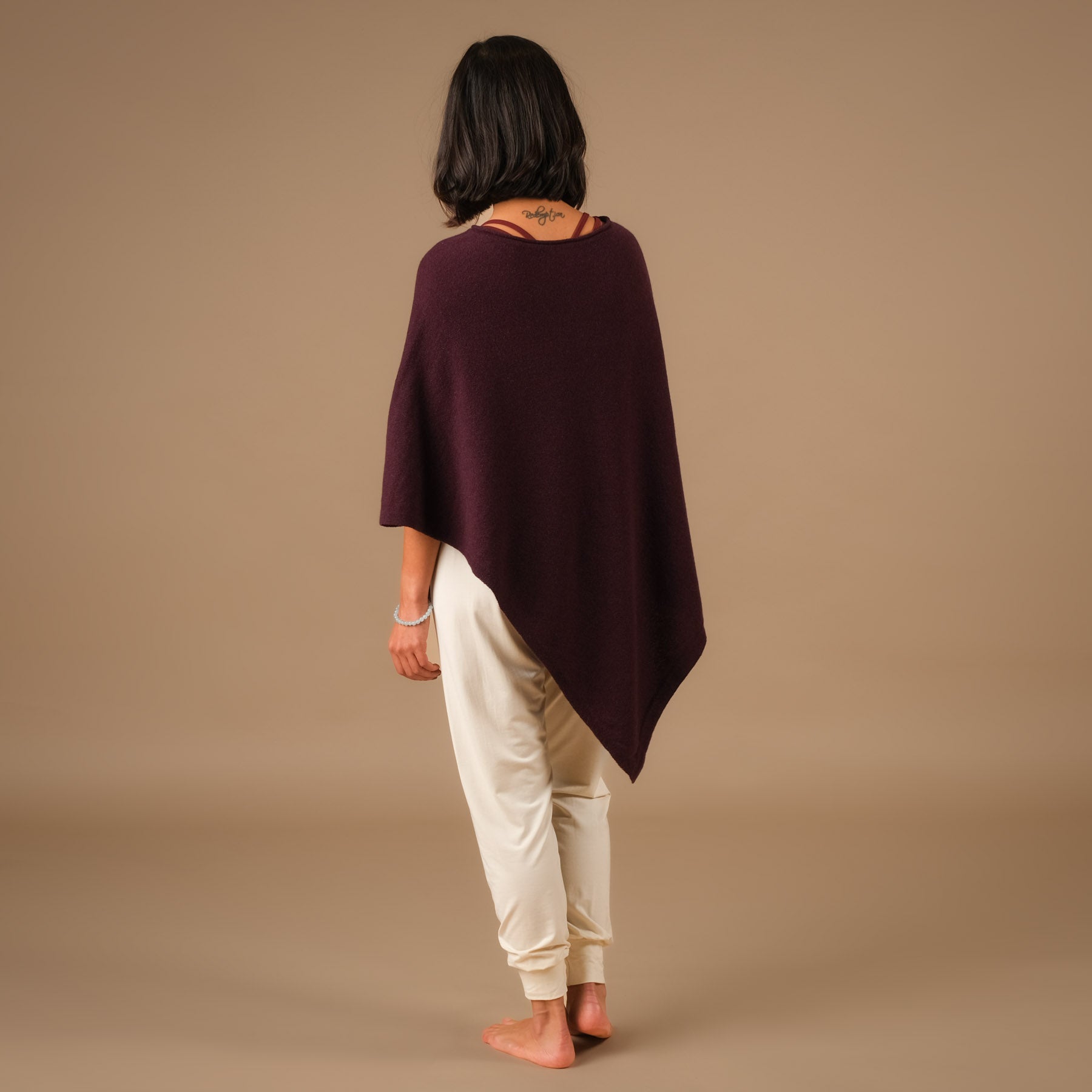 Poncho in cashmere sostenibile melanzana