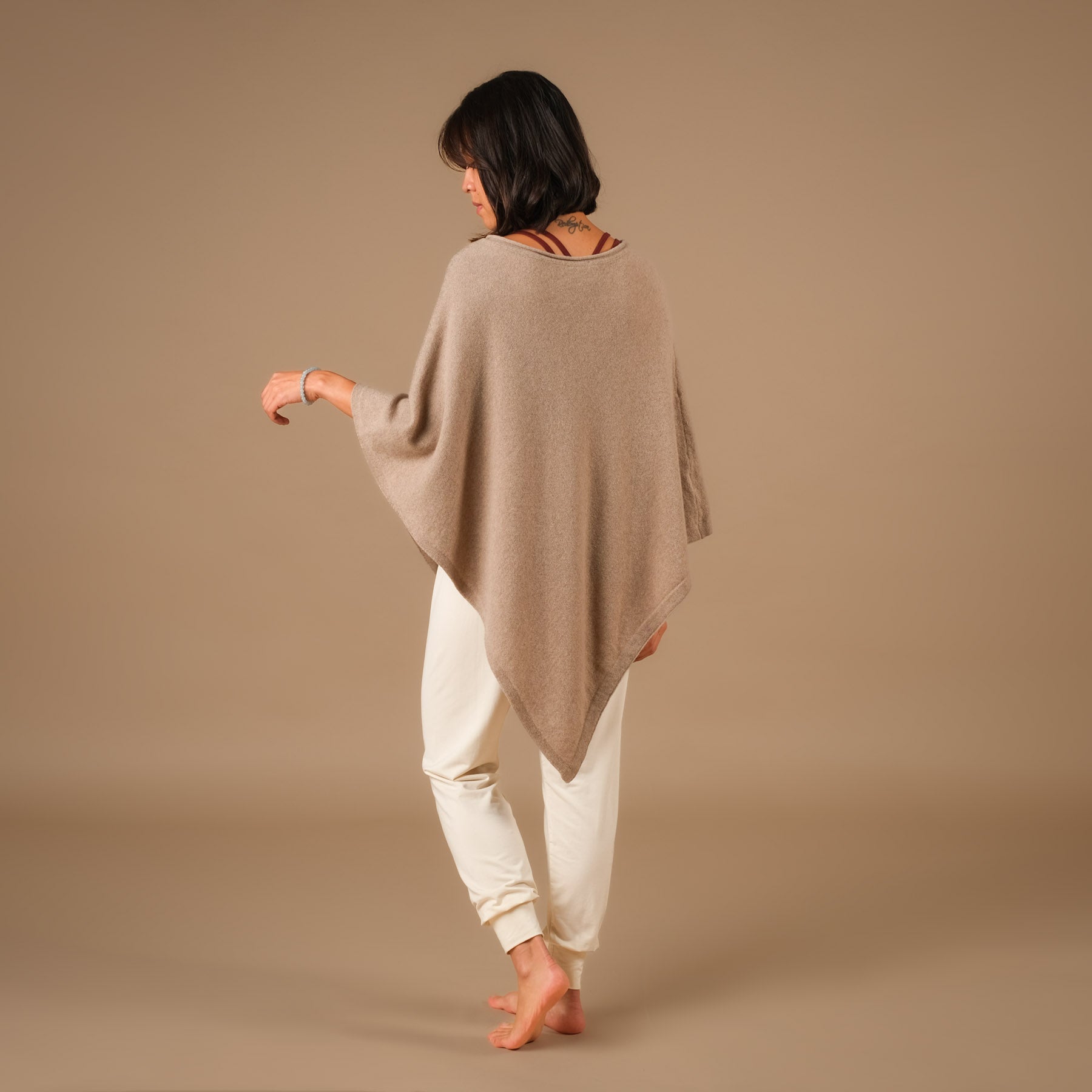 Poncho in cashmere sostenibile beige