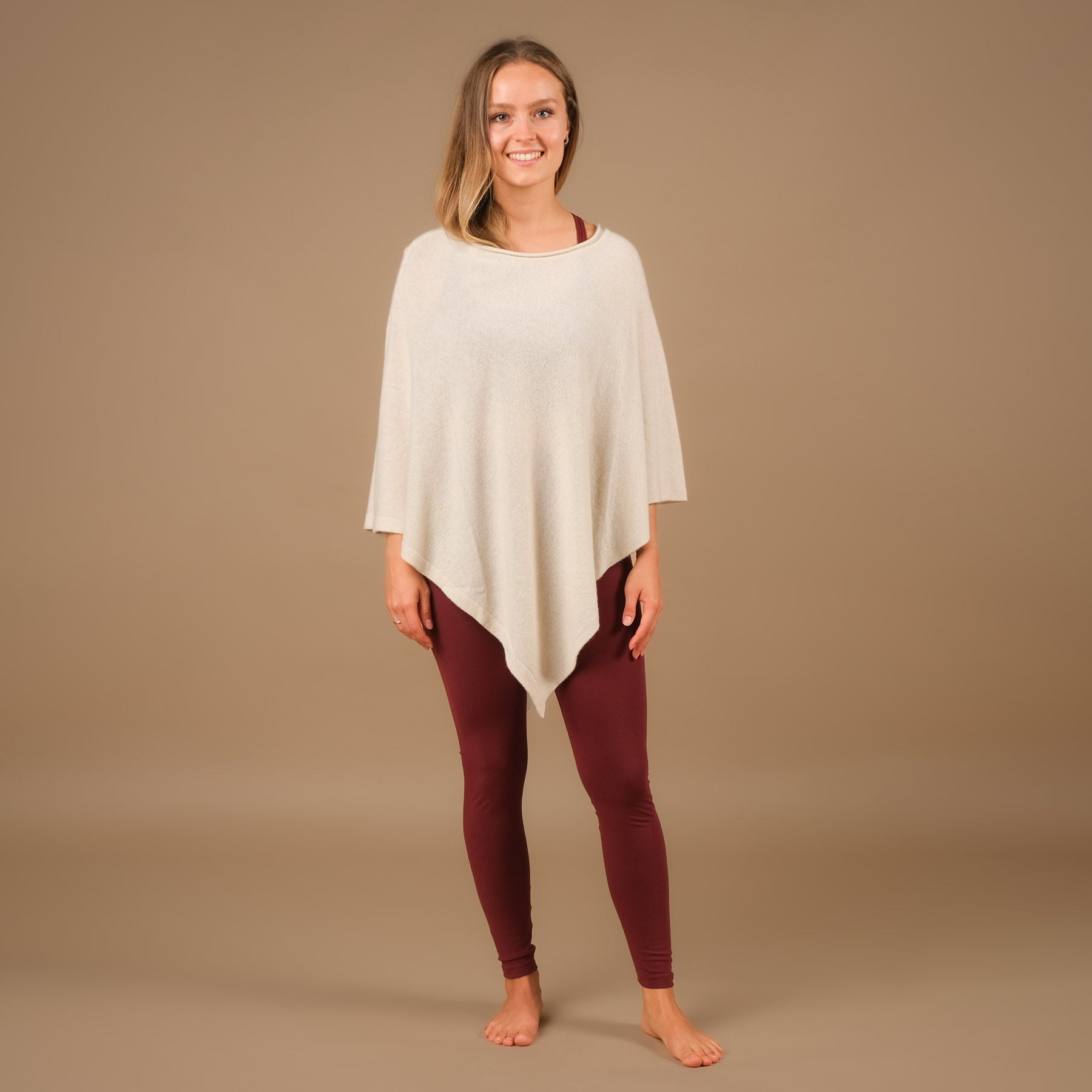 Poncho in cashmere sostenibile crema