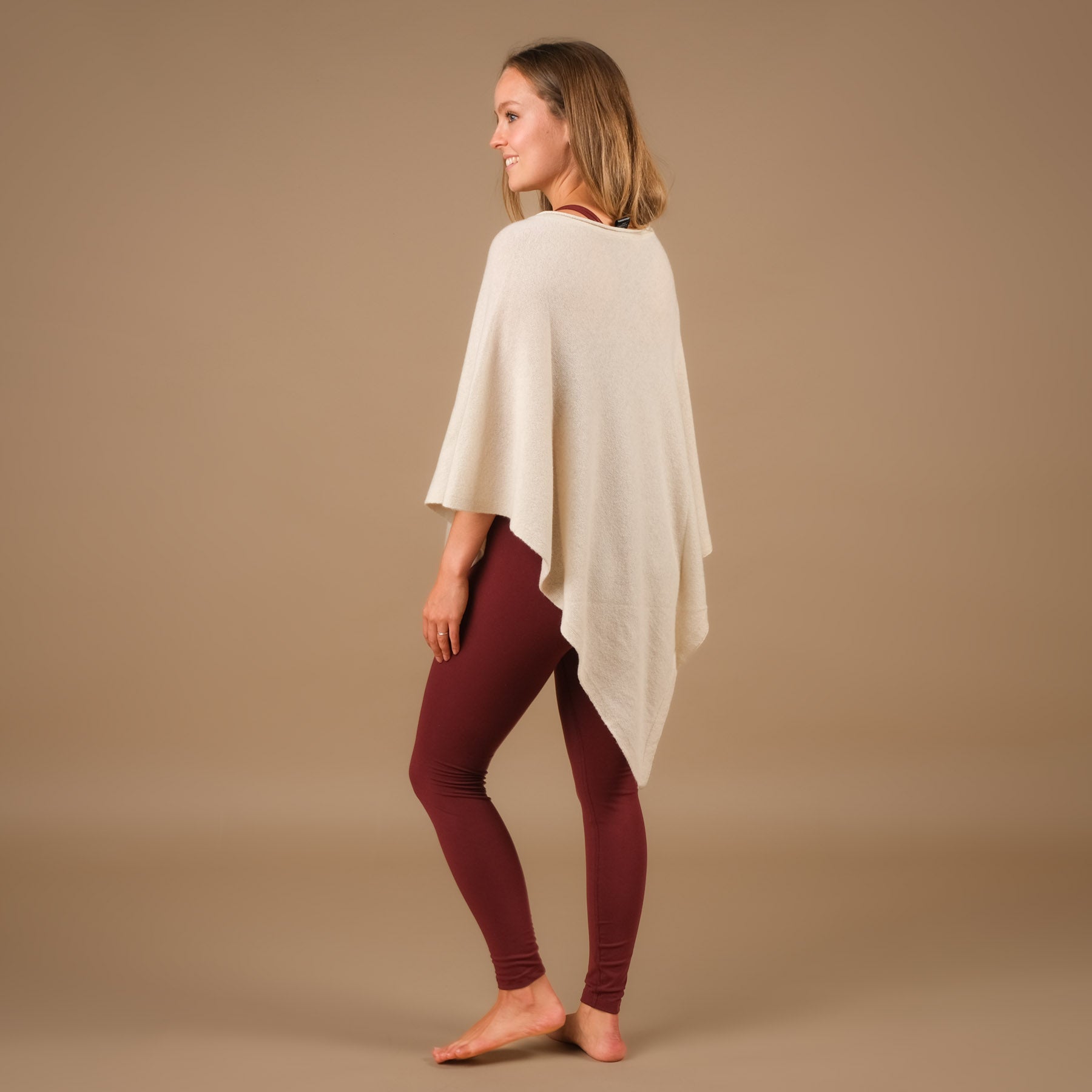 Poncho in cashmere sostenibile crema